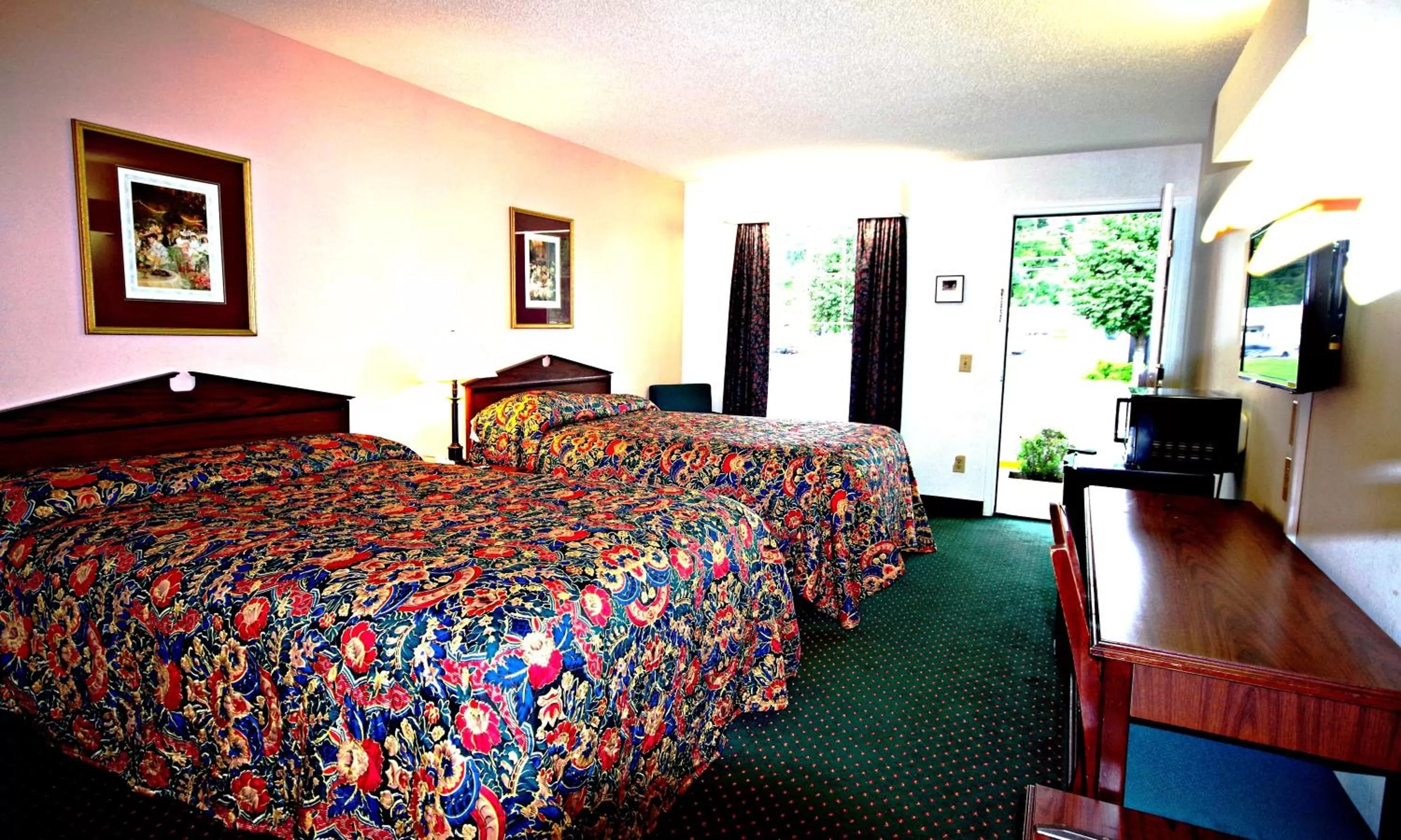 View (from property/room), Bed in American Motel - Lenoir
