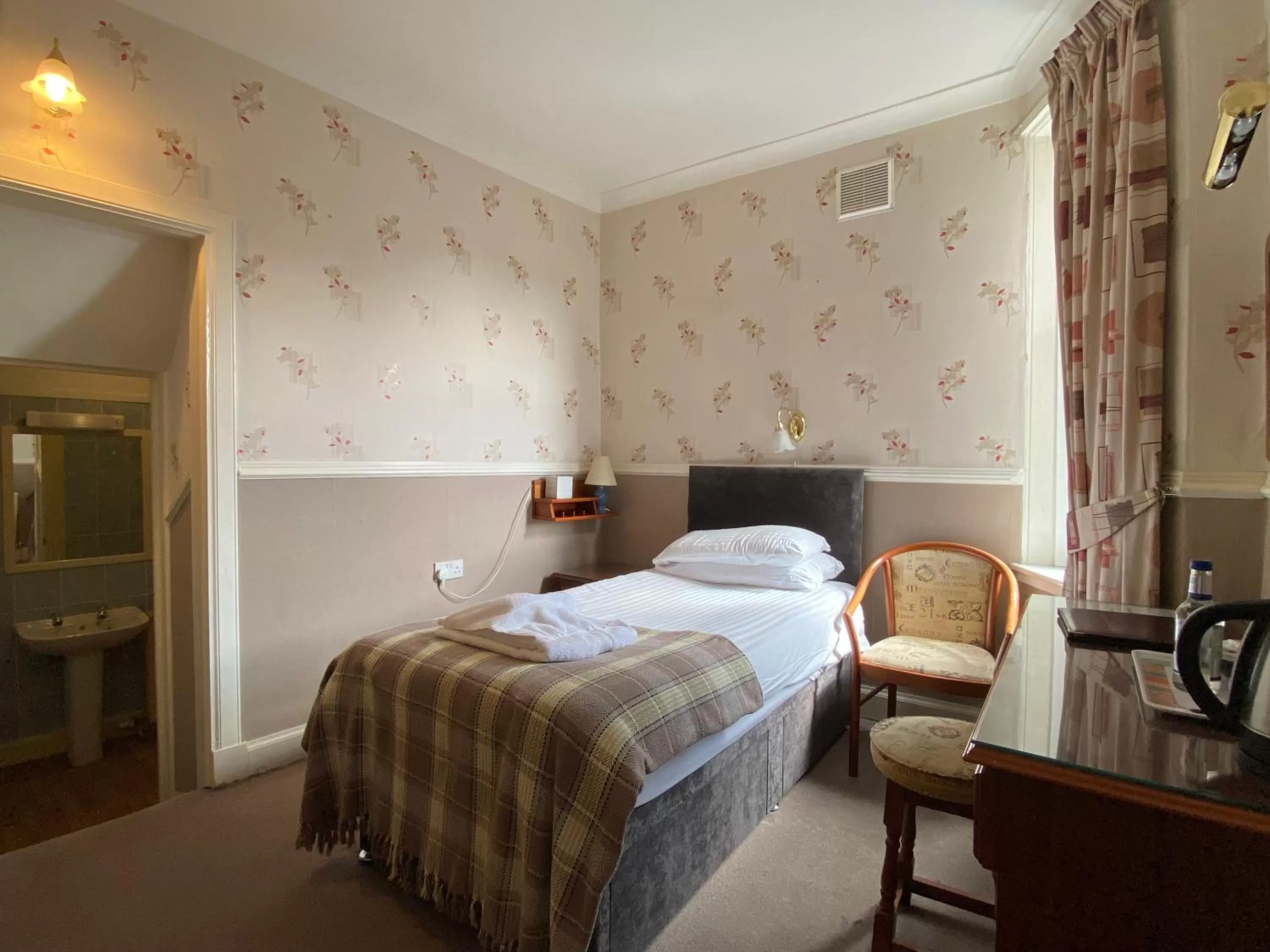 Bedroom, Bed in Kings Arms Hotel