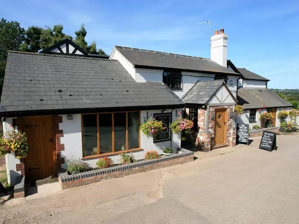 Property building in The Oak Inn Staplow