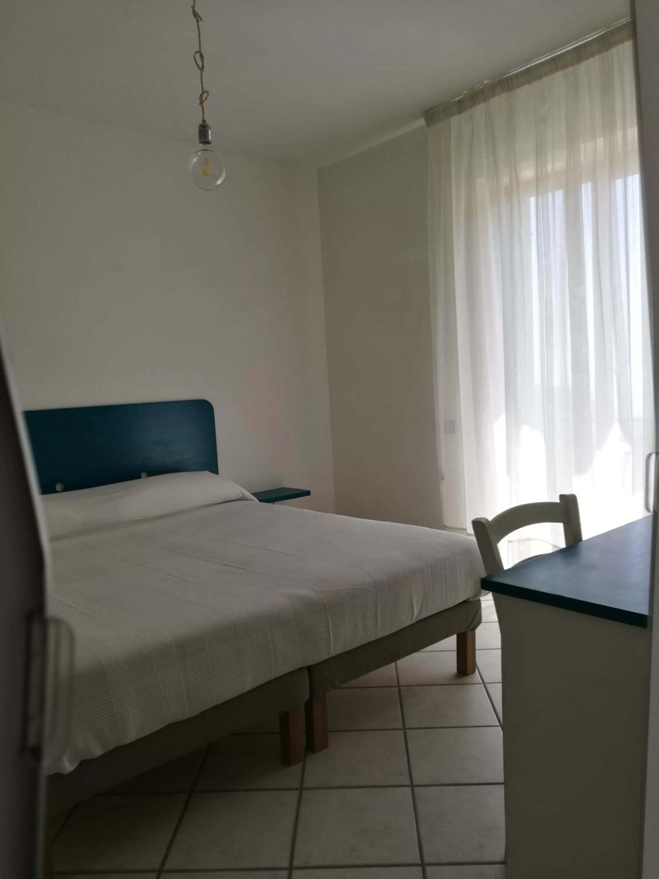 Photo of the whole room, Bed in Songbird