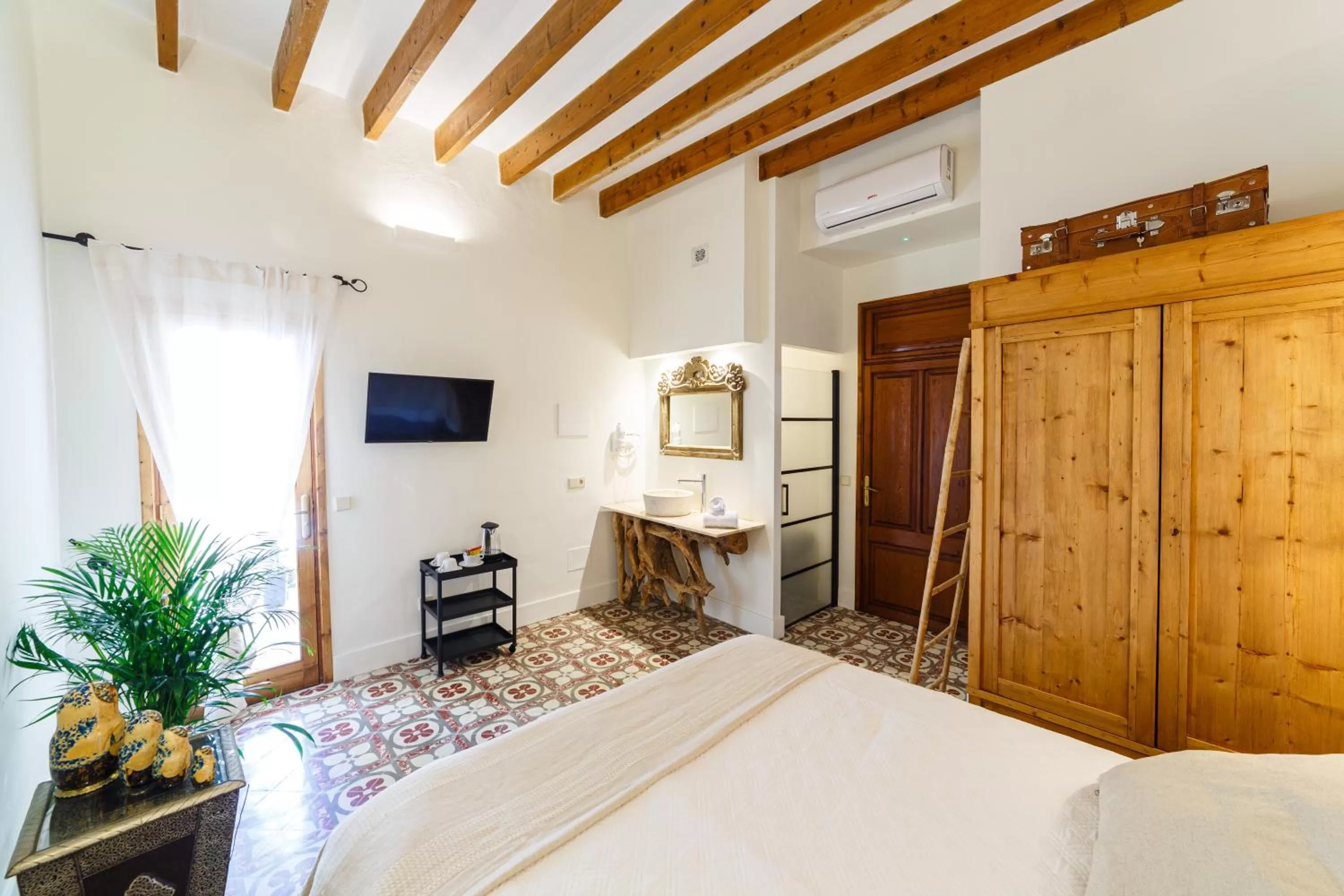 Photo of the whole room, Bed in Flor de Mandarina