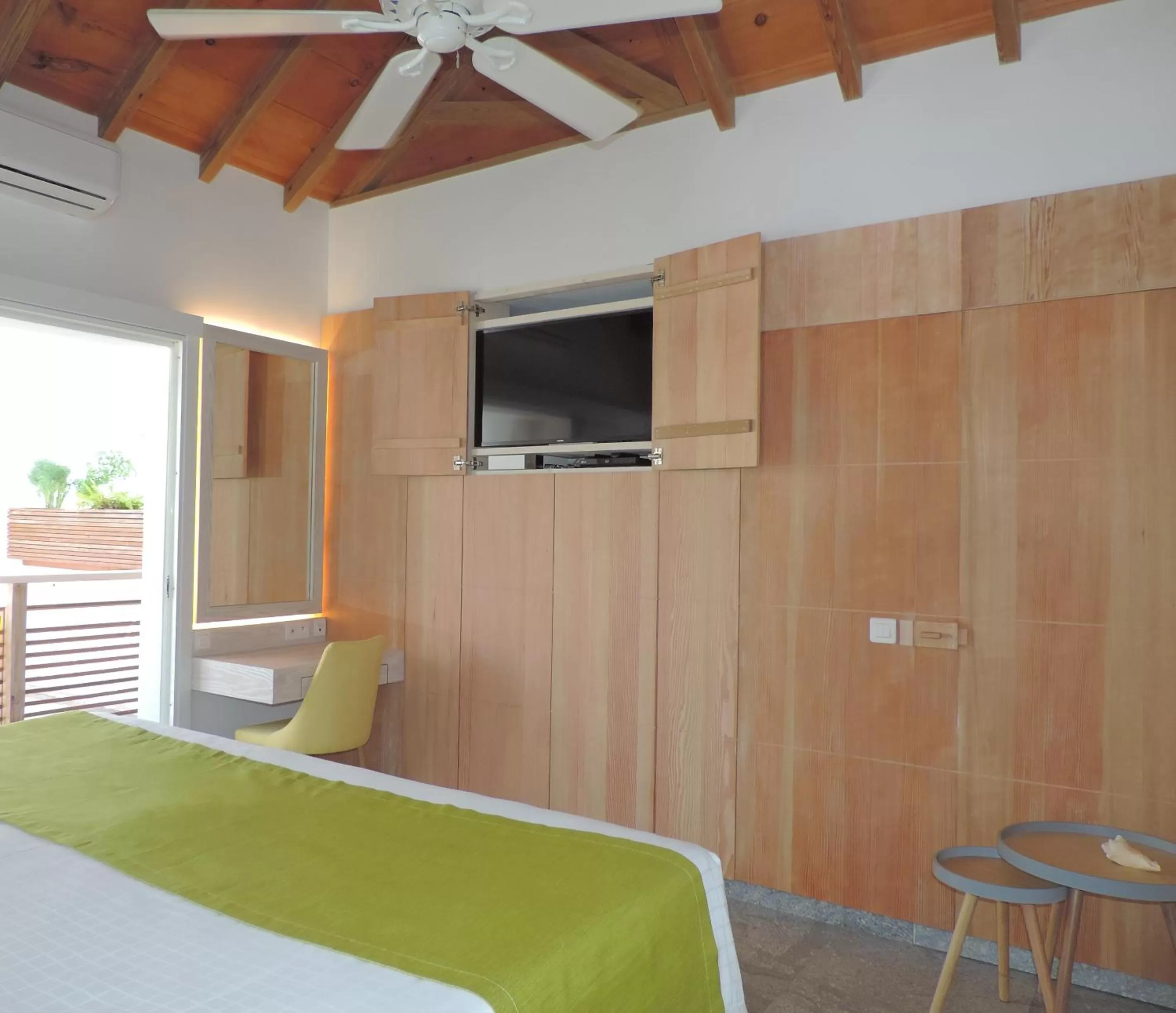 TV/Entertainment Center in Hotel Les Ondines Sur La Plage