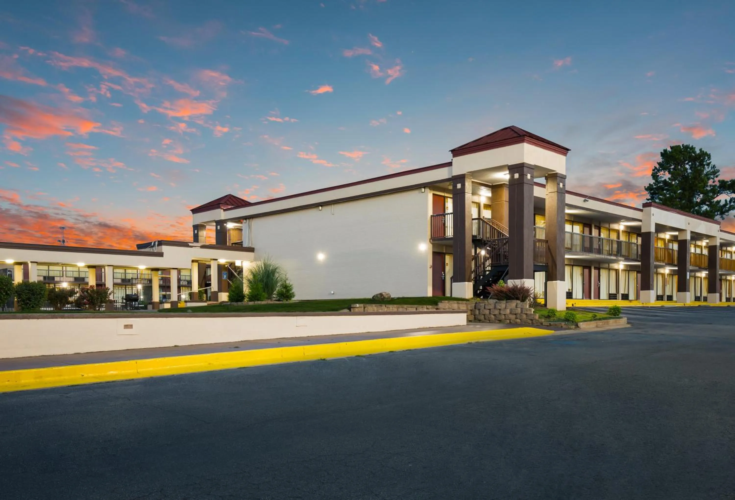 Property building in Horizon Inn & Suites