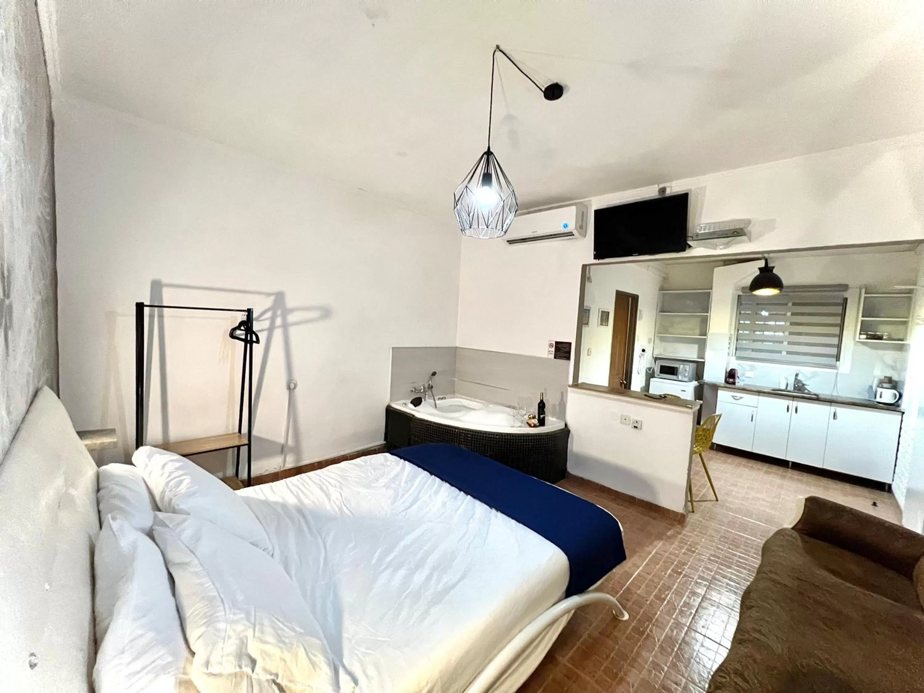 Hot Tub, Bed in Magical in the Galilee