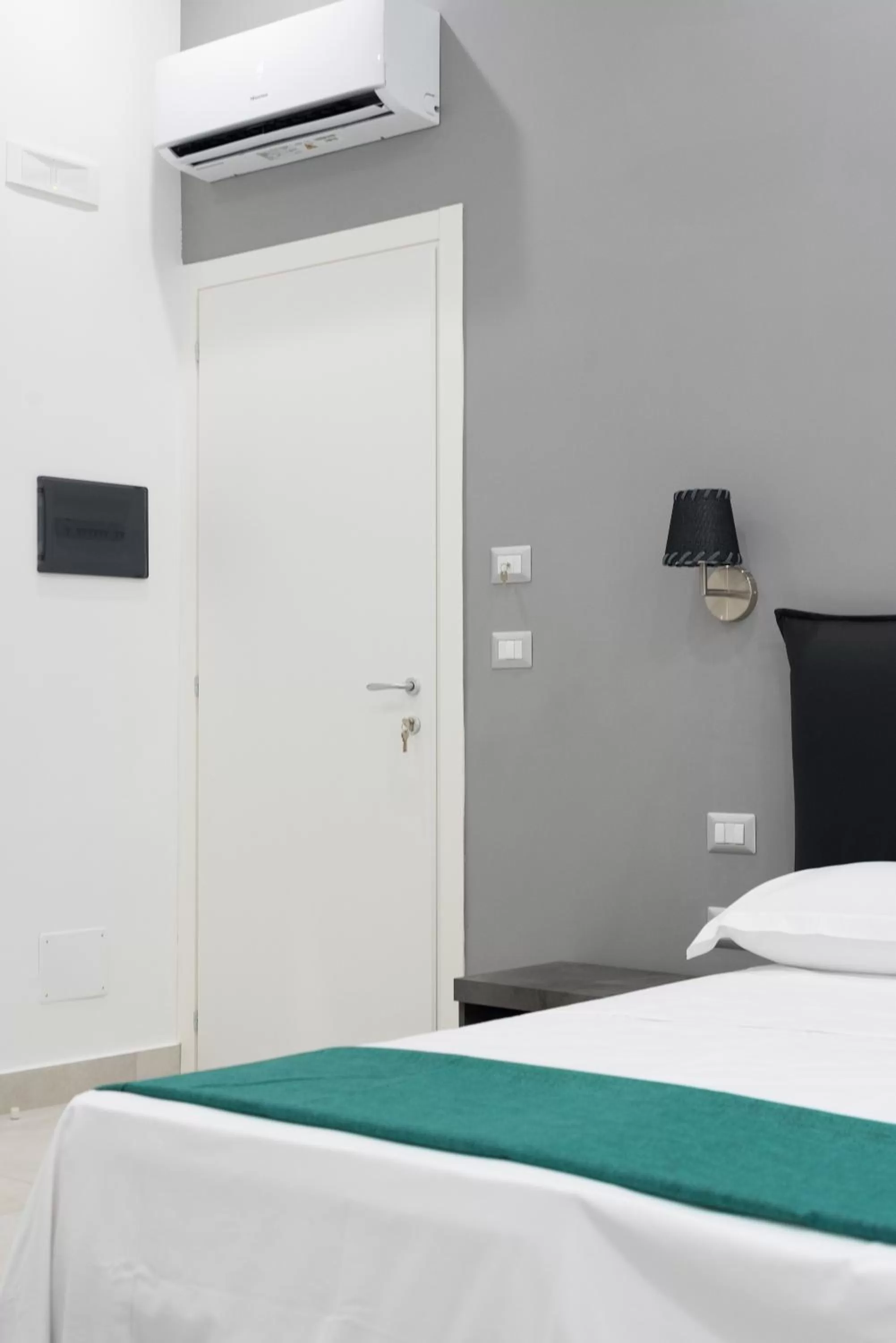 Photo of the whole room, Bed in Toledo in