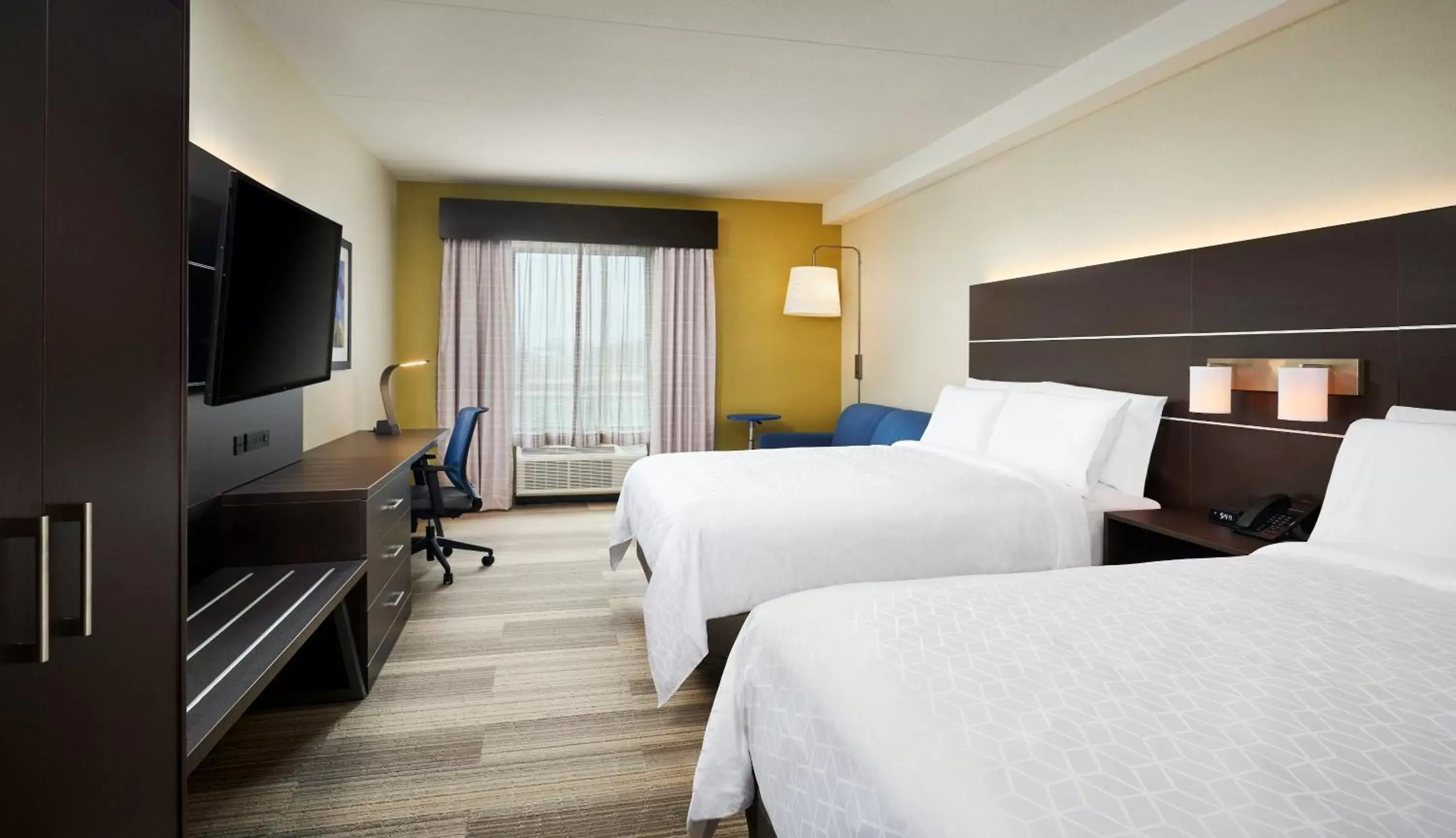 Queen Suite with Two Queen Beds and Sofa Bed in Holiday Inn Express & Suites Windsor East - Lakeshore by IHG Queen Suite with Two Queen Beds and Sofa Bed in Holiday Inn Express & Suites Windsor East - Lakeshore by IHG