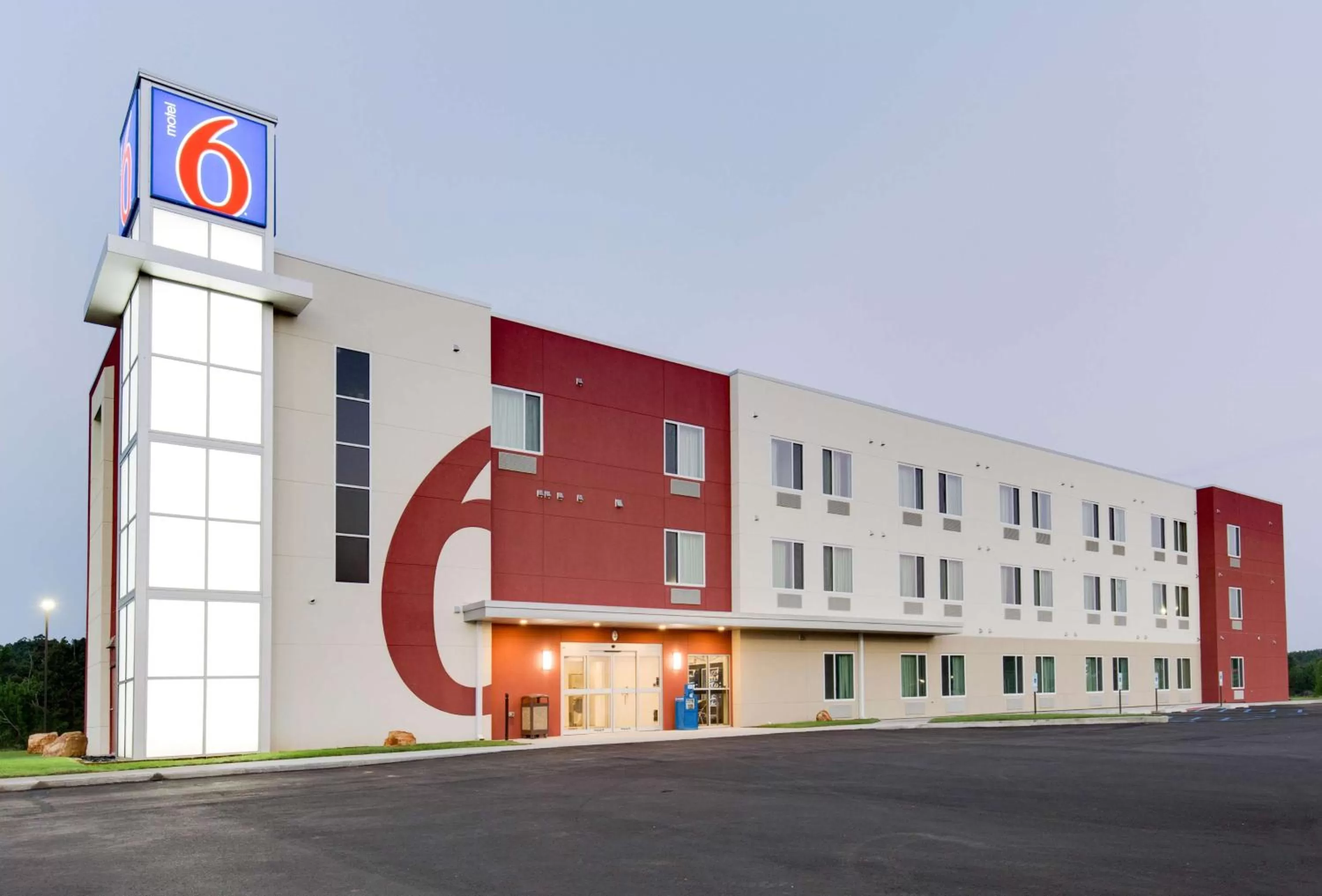 Property building in Motel 6 Poplar Bluff, MO