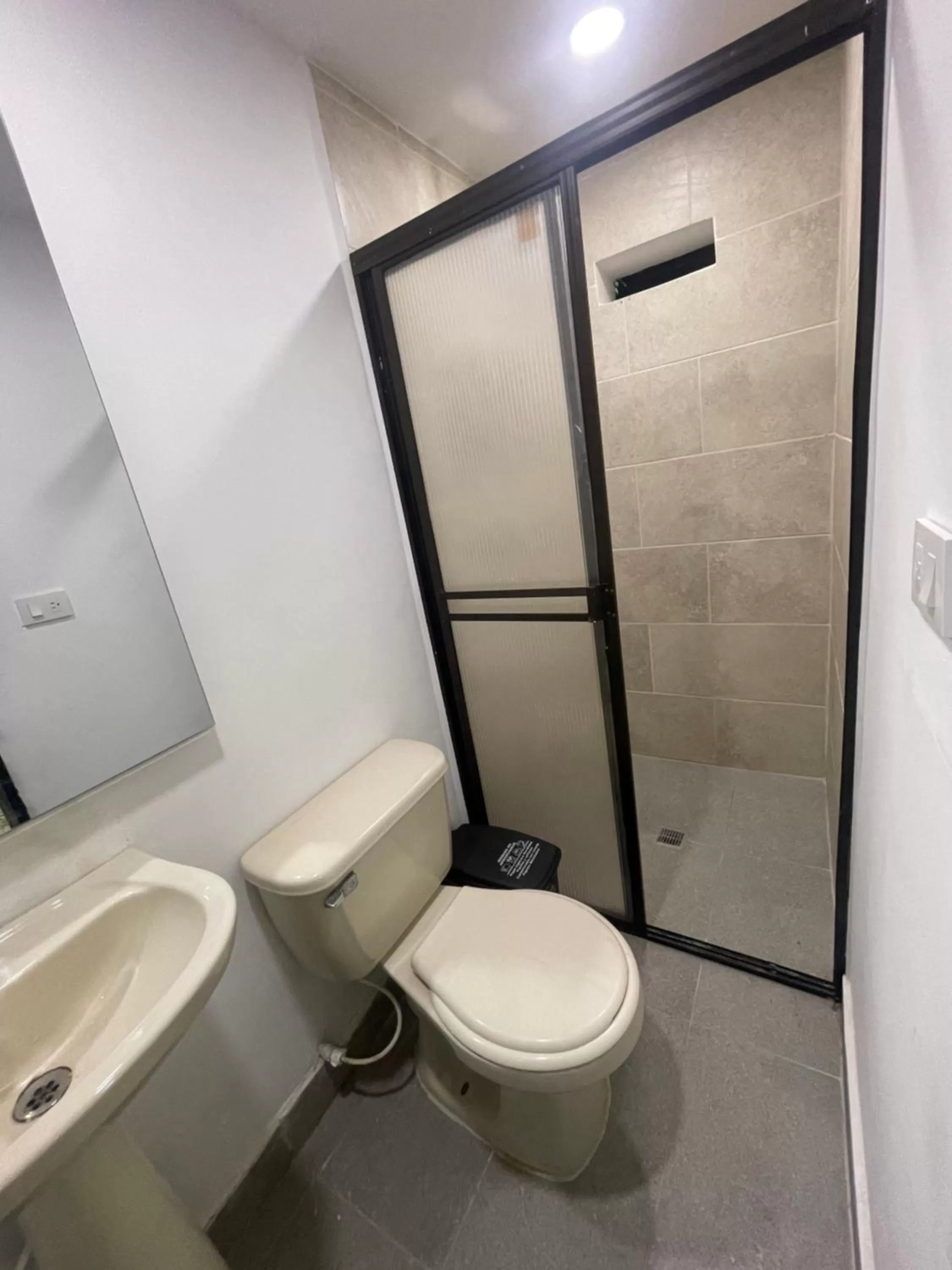 Shower, Bathroom in Hotel De León Estadio