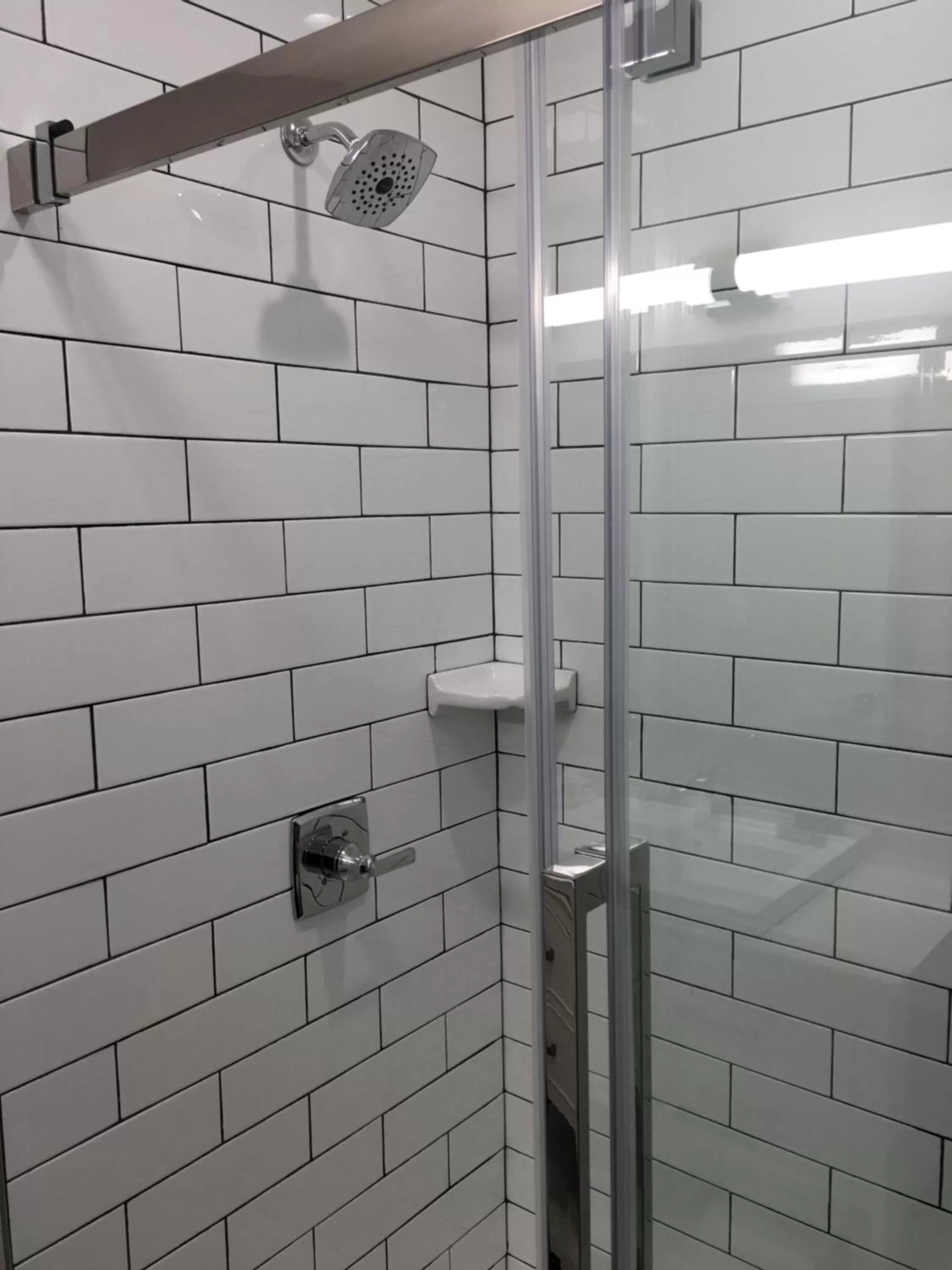 Shower in Riverside inn hannibal