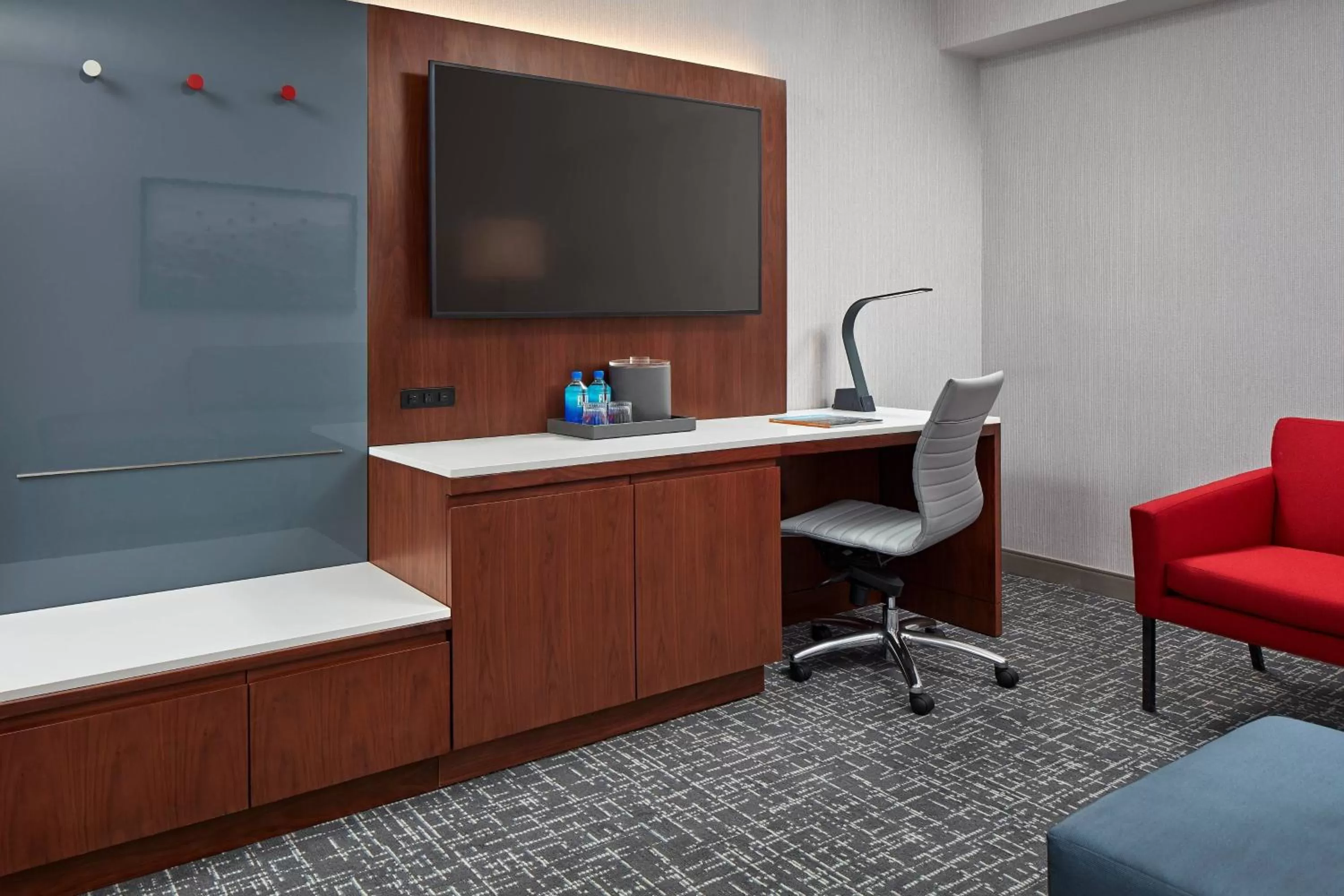 Photo of the whole room, TV/Entertainment Center in San Mateo Marriott San Francisco Airport