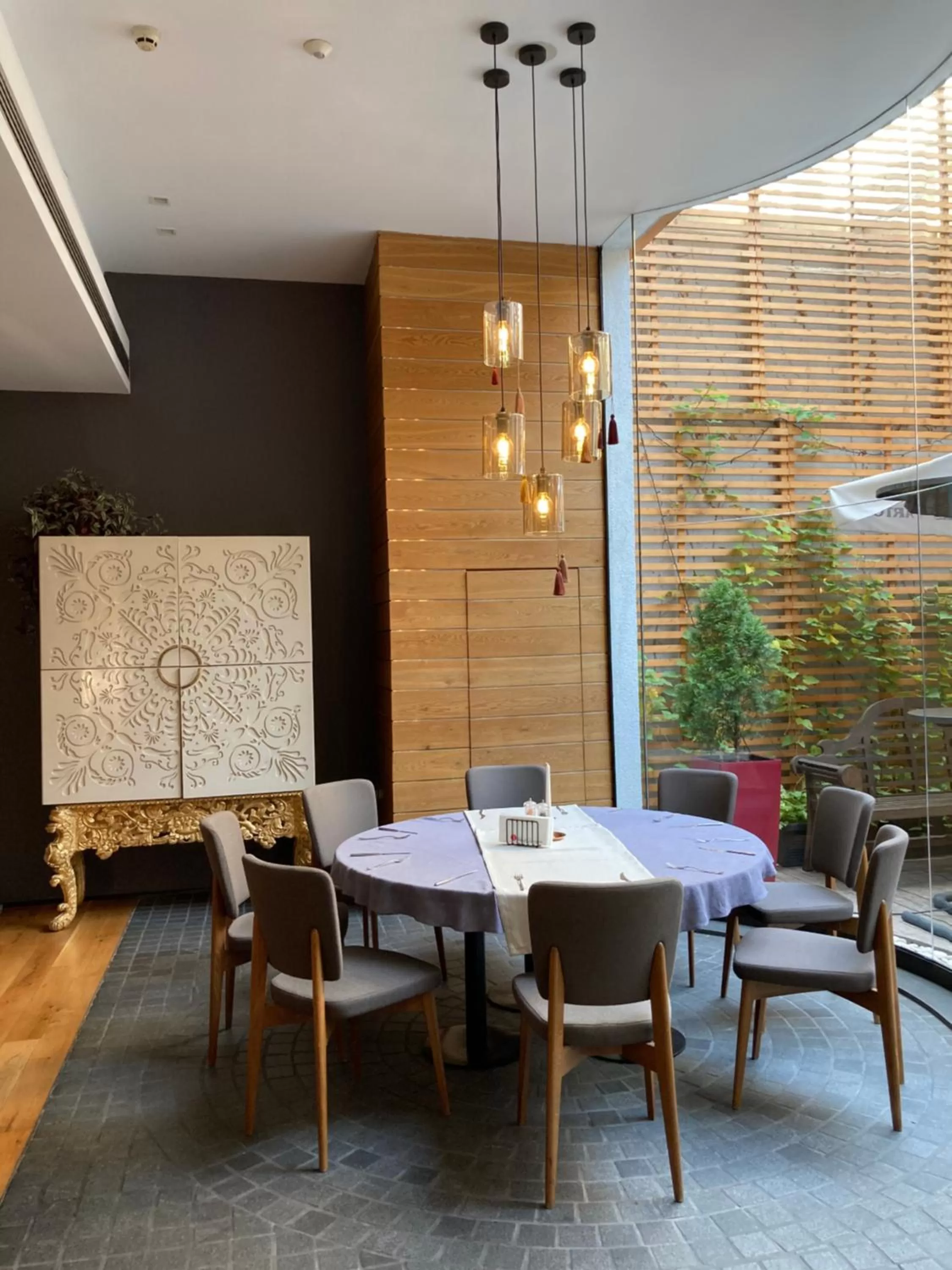 Restaurant/places to eat in Graffit Gallery Design Hotel