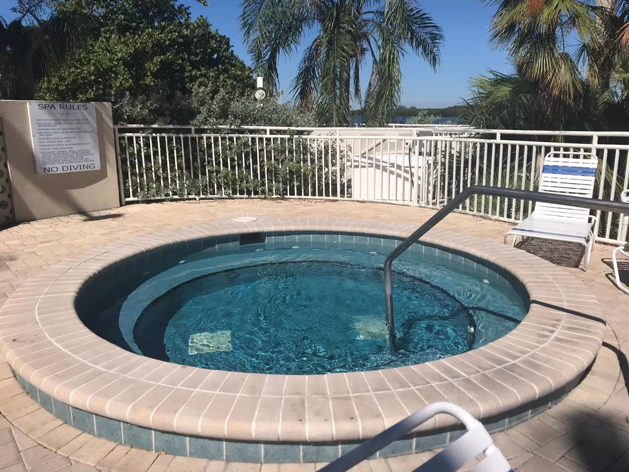 Day in TAMPA BAY, BEACH step away, WIFI, FREE PARKING,POOLS, JACUZZI