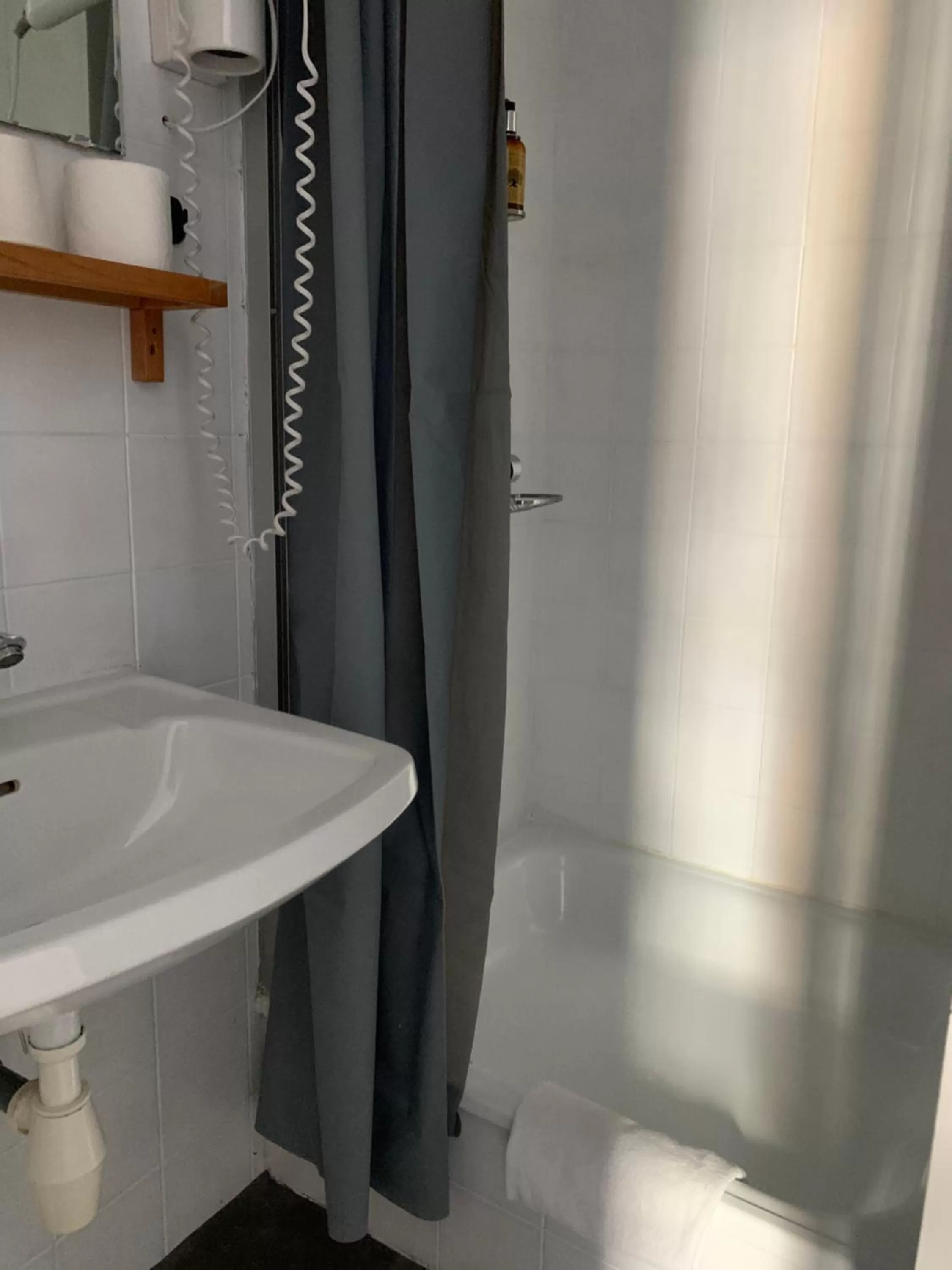 Bathroom in Hôtel & Restaurant Le Patio VICHY