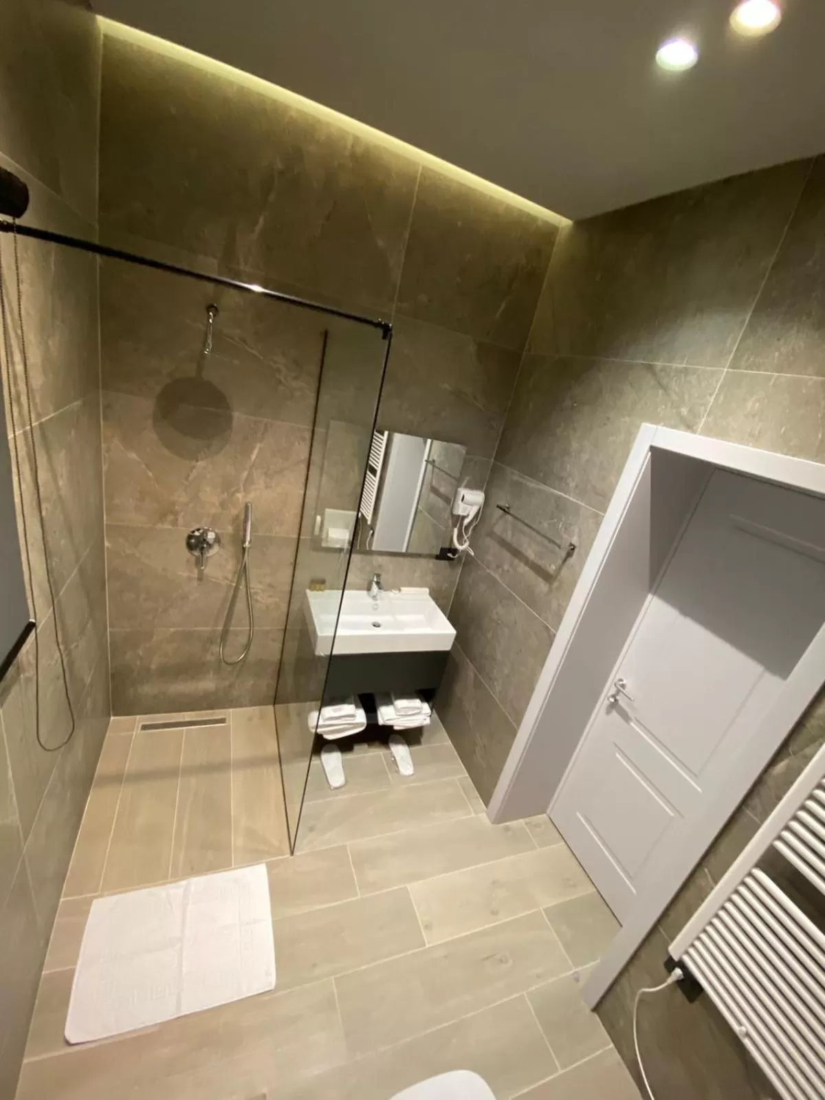 Shower in Ardenica Boutique Hotel