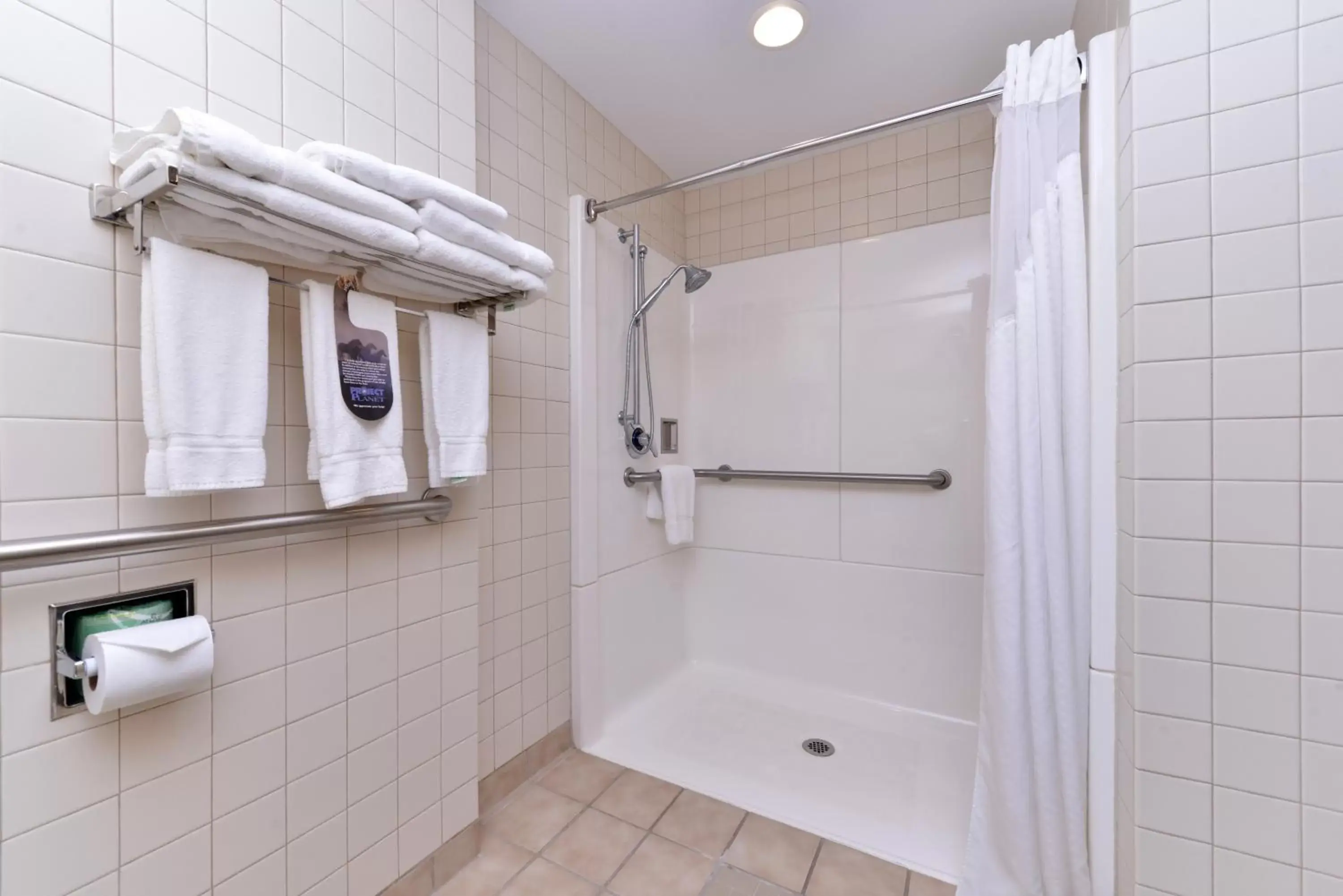 King Room with Roll-In Shower - Hearing Accessible/Non-Smoking in Holiday Inn Express Breezewood by IHG King Room with Roll-In Shower - Hearing Accessible/Non-Smoking in Holiday Inn Express Breezewood by IHG