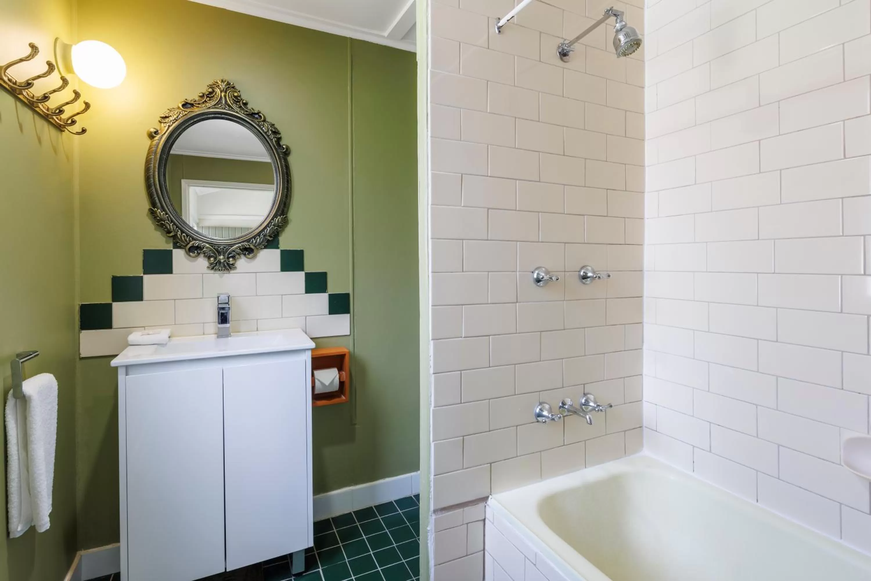 Bathroom in Hotel Blue & Cottages Katoomba