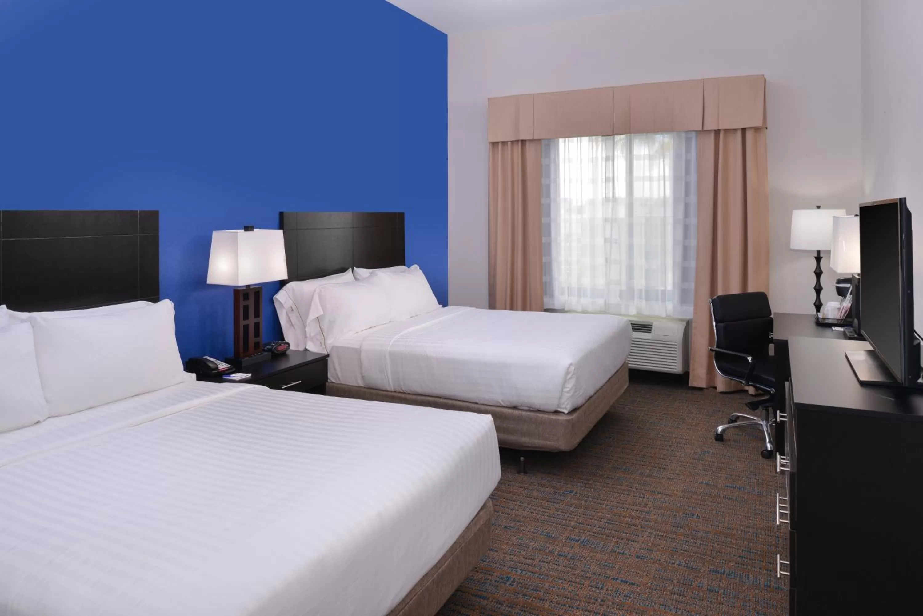 Photo of the whole room, Bed in Holiday Inn Express & Suites Bakersfield Airport by IHG