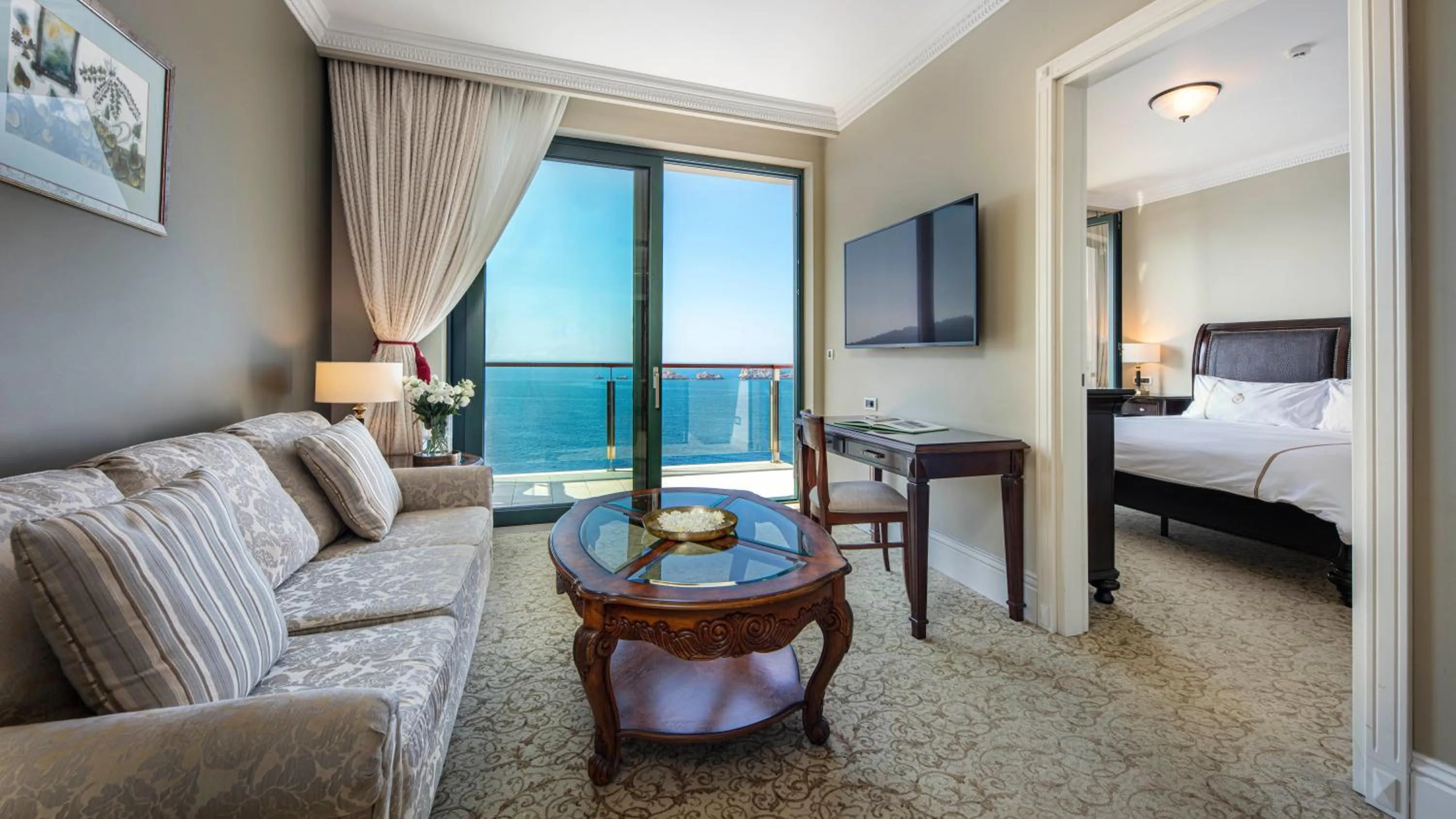 TV and multimedia, Bed in Royal Princess Hotel