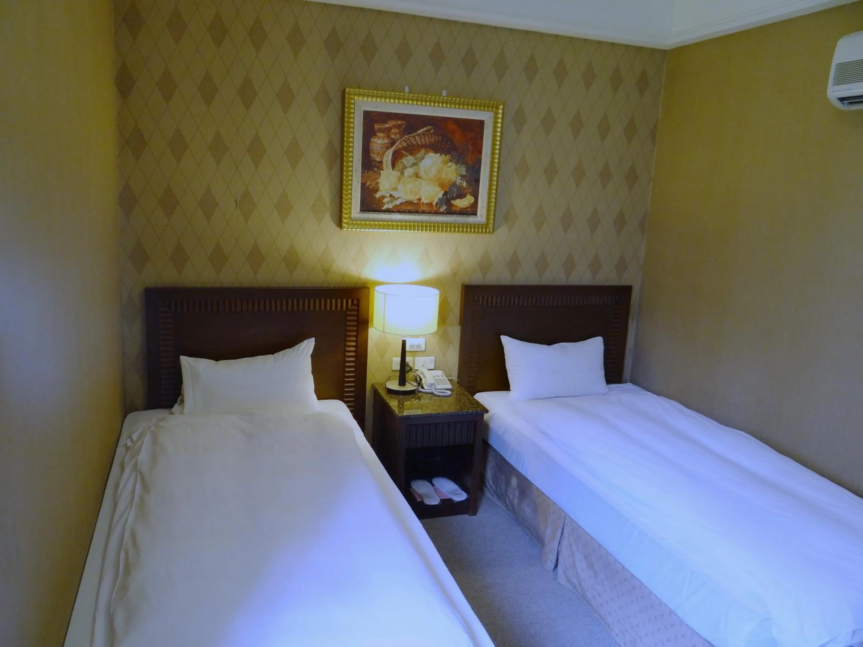 bunk bed, Bed in Wuzhou Hotel