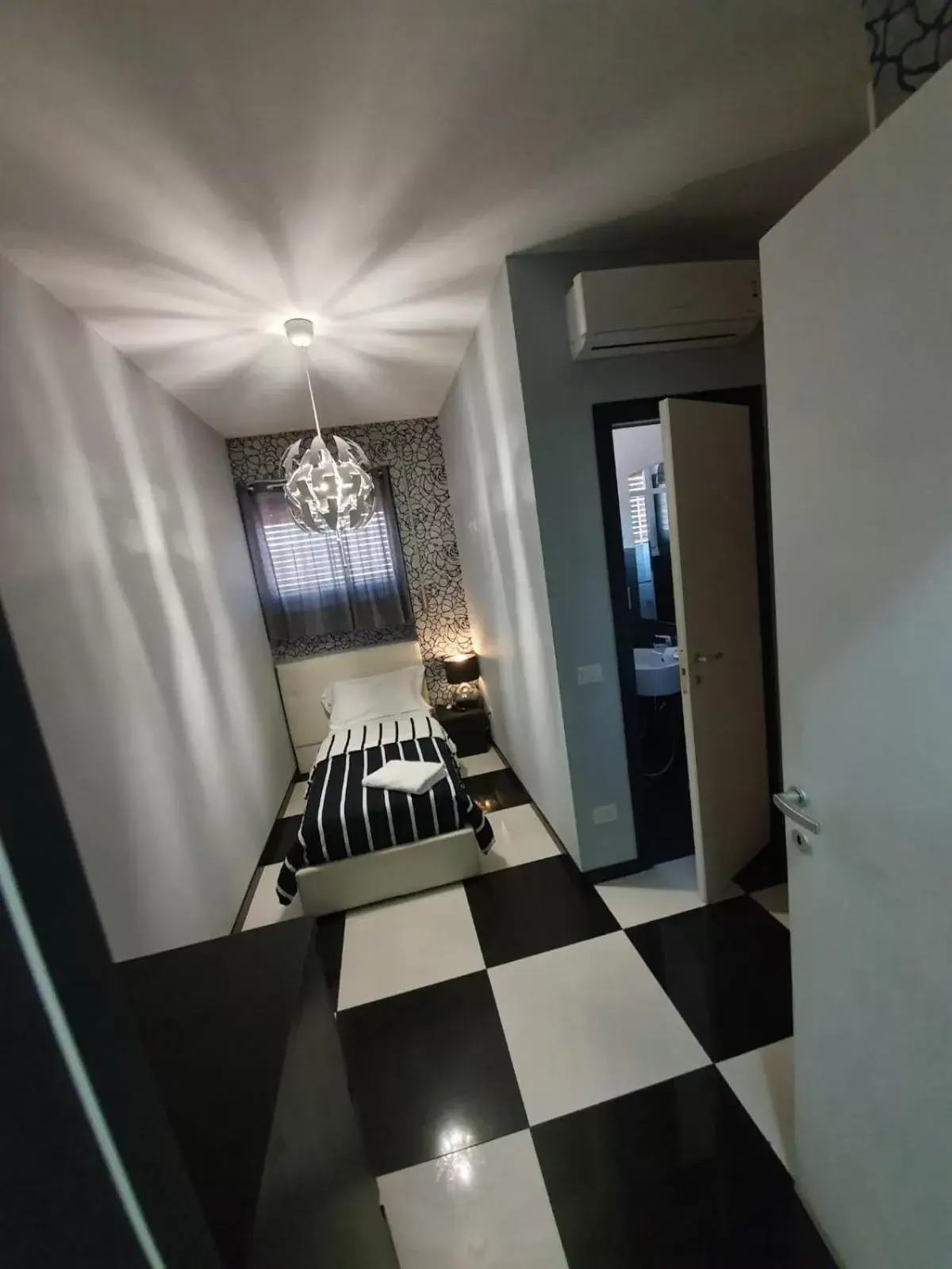 Single Room in Black & White G&G Single Room in Black & White G&G