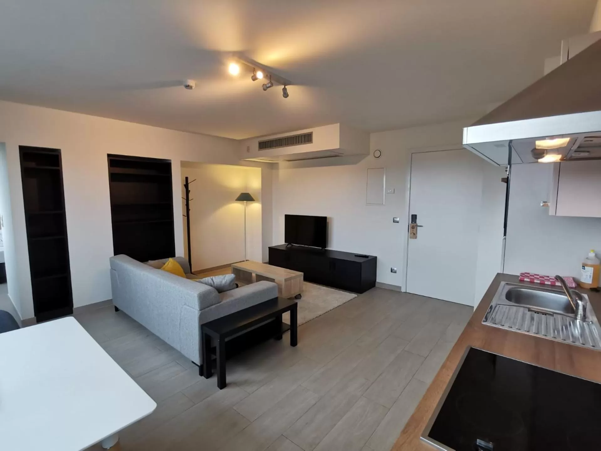 Kitchen or kitchenette, Bed in Tower Hotel Aalst