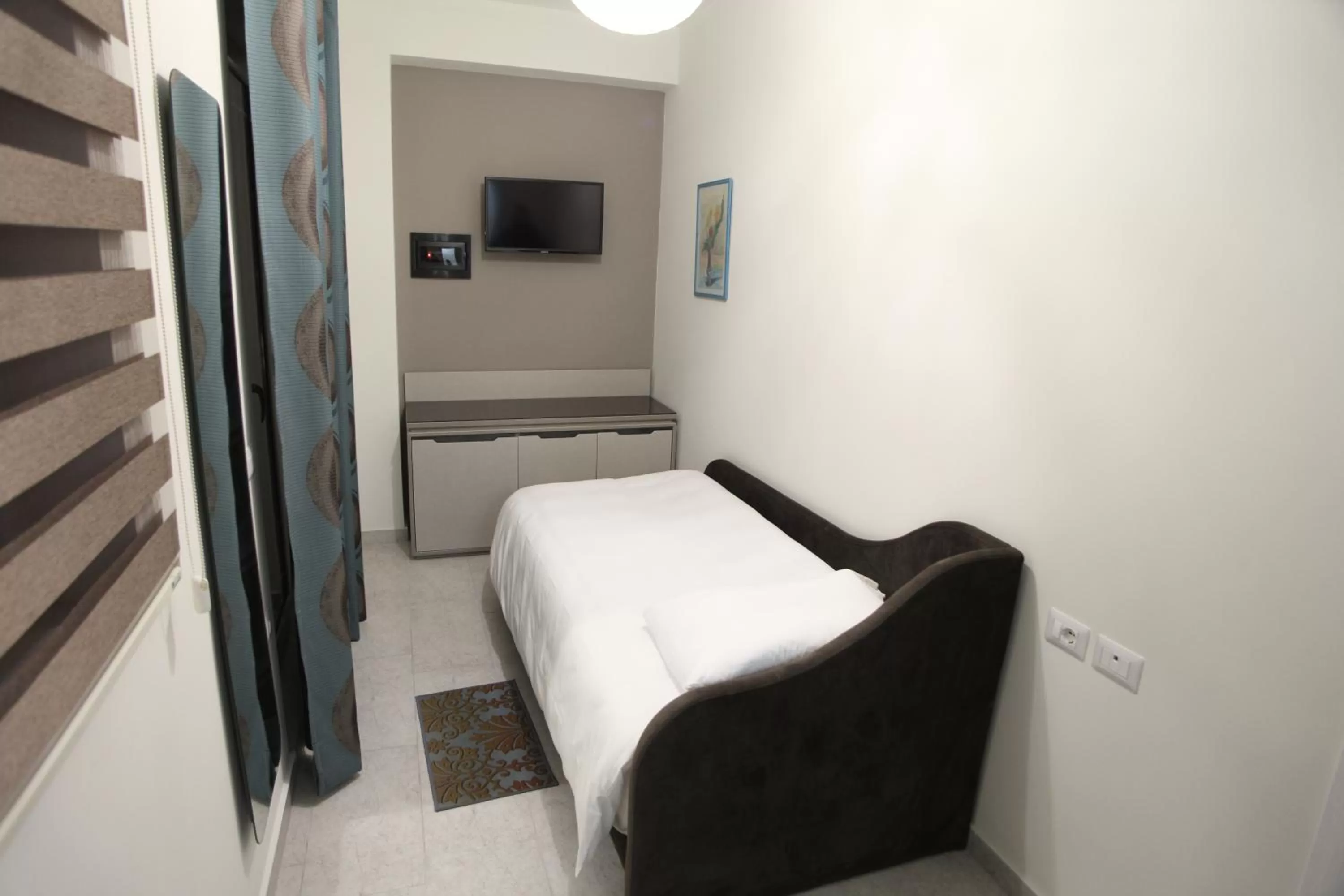 Bed, TV/Entertainment Center in Fjortes Hotel