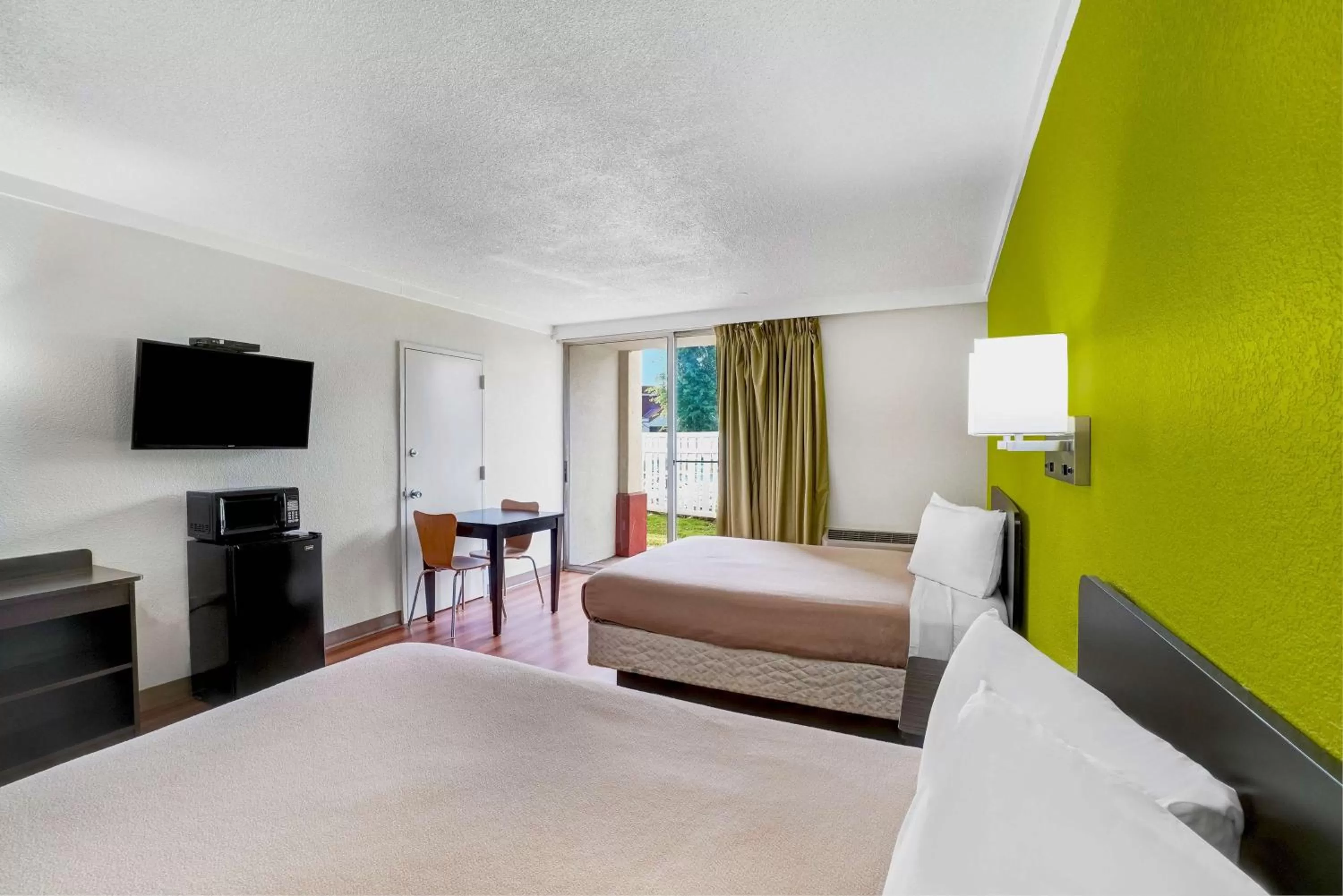 Photo of the whole room, Bed in Motel 6-Lawrenceville, NJ