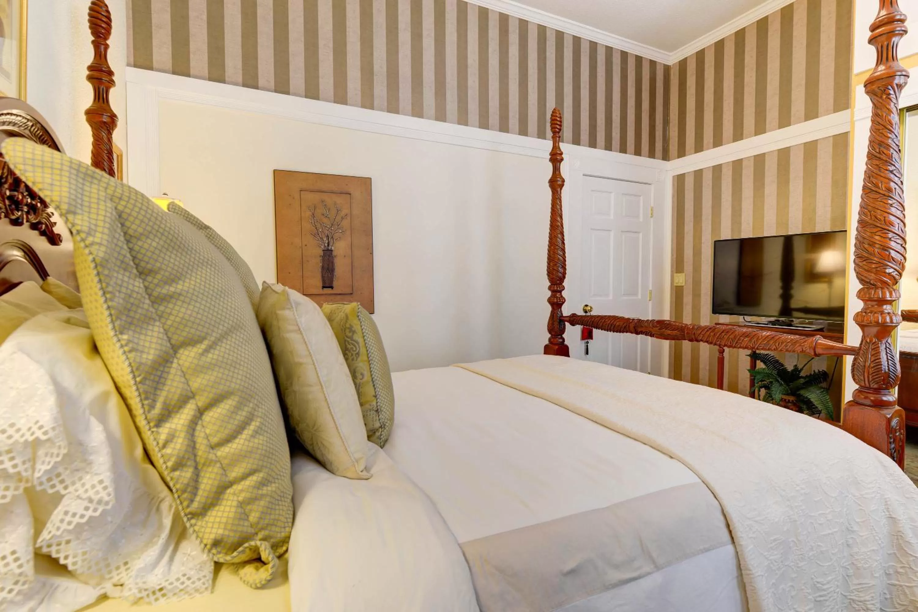 Bedroom, Bed in The St. Mary's Inn, Bed and Breakfast