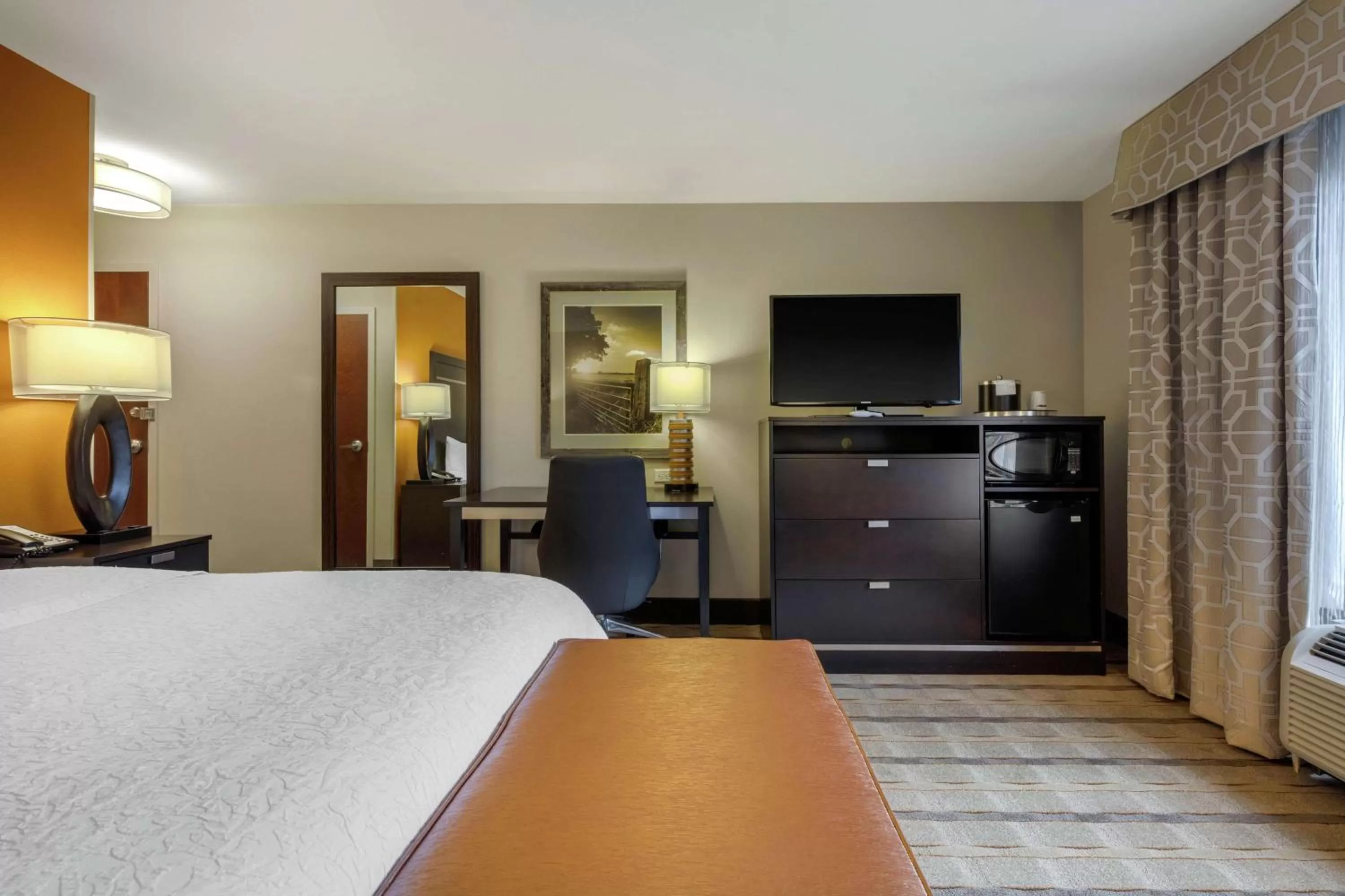 Bedroom, Bed in Hampton Inn and Suites Columbus, MS