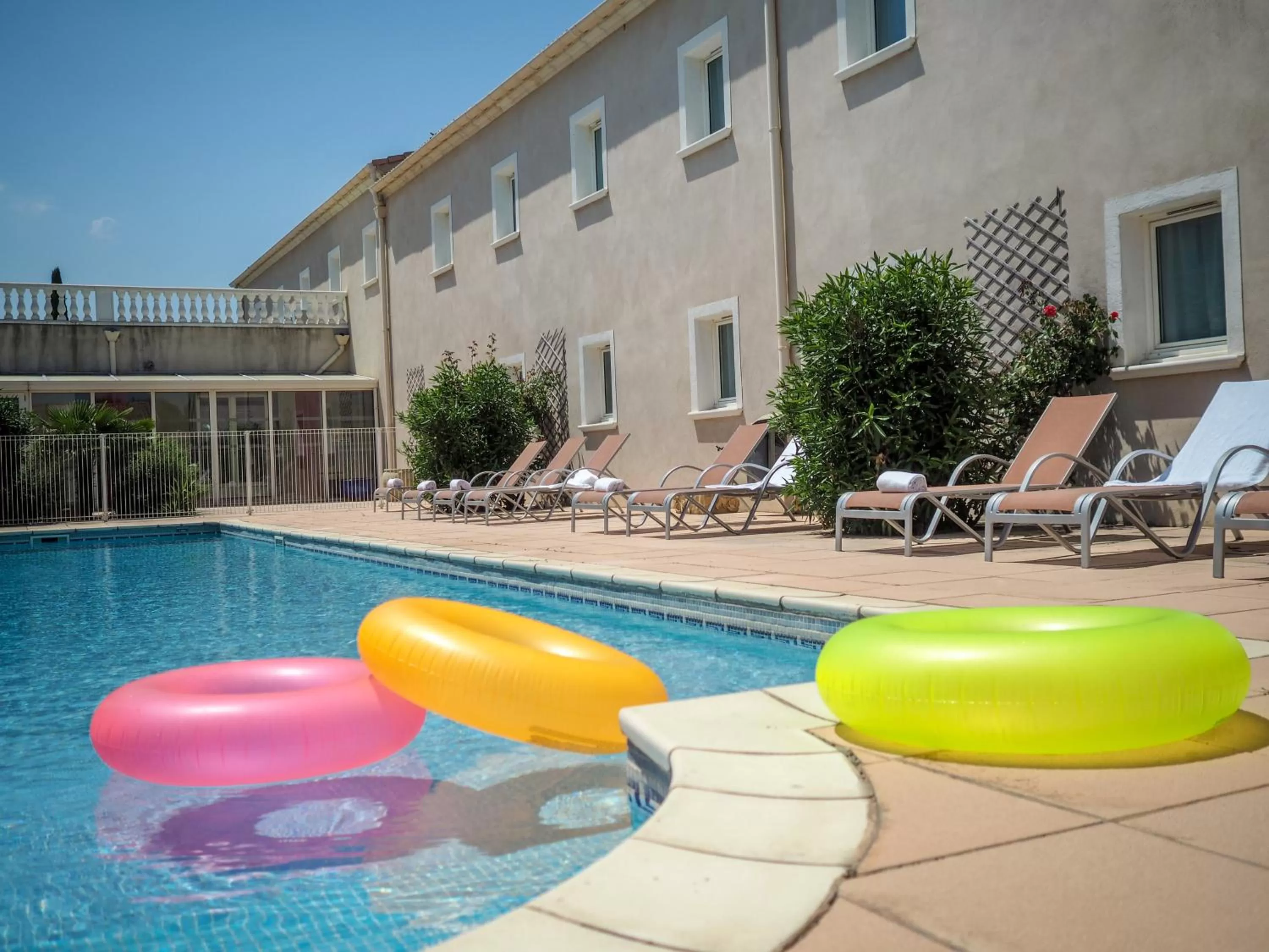 Swimming pool in ibis Orange Sud