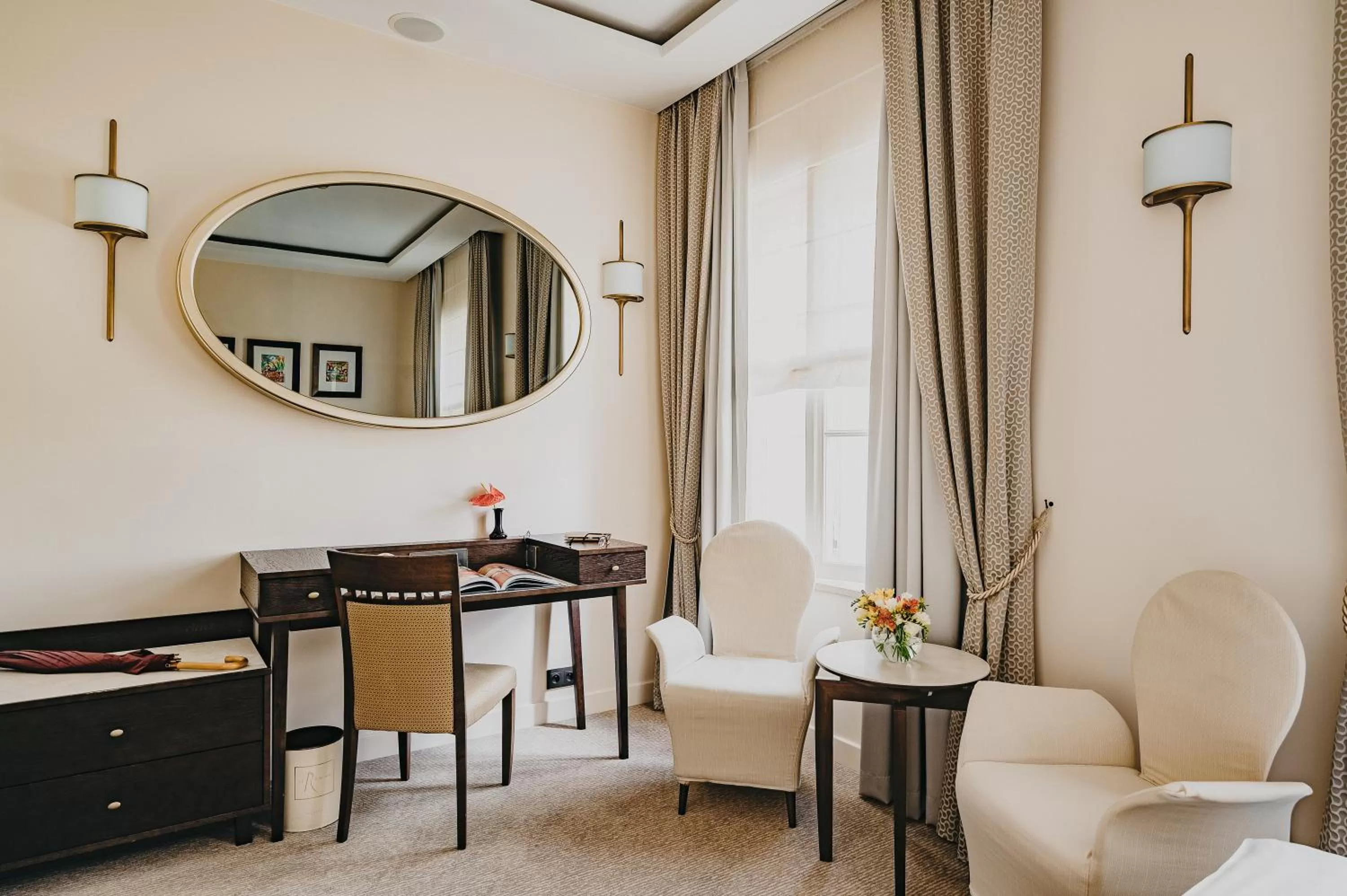 TV and multimedia in Mamaison Le Regina Boutique Hotel