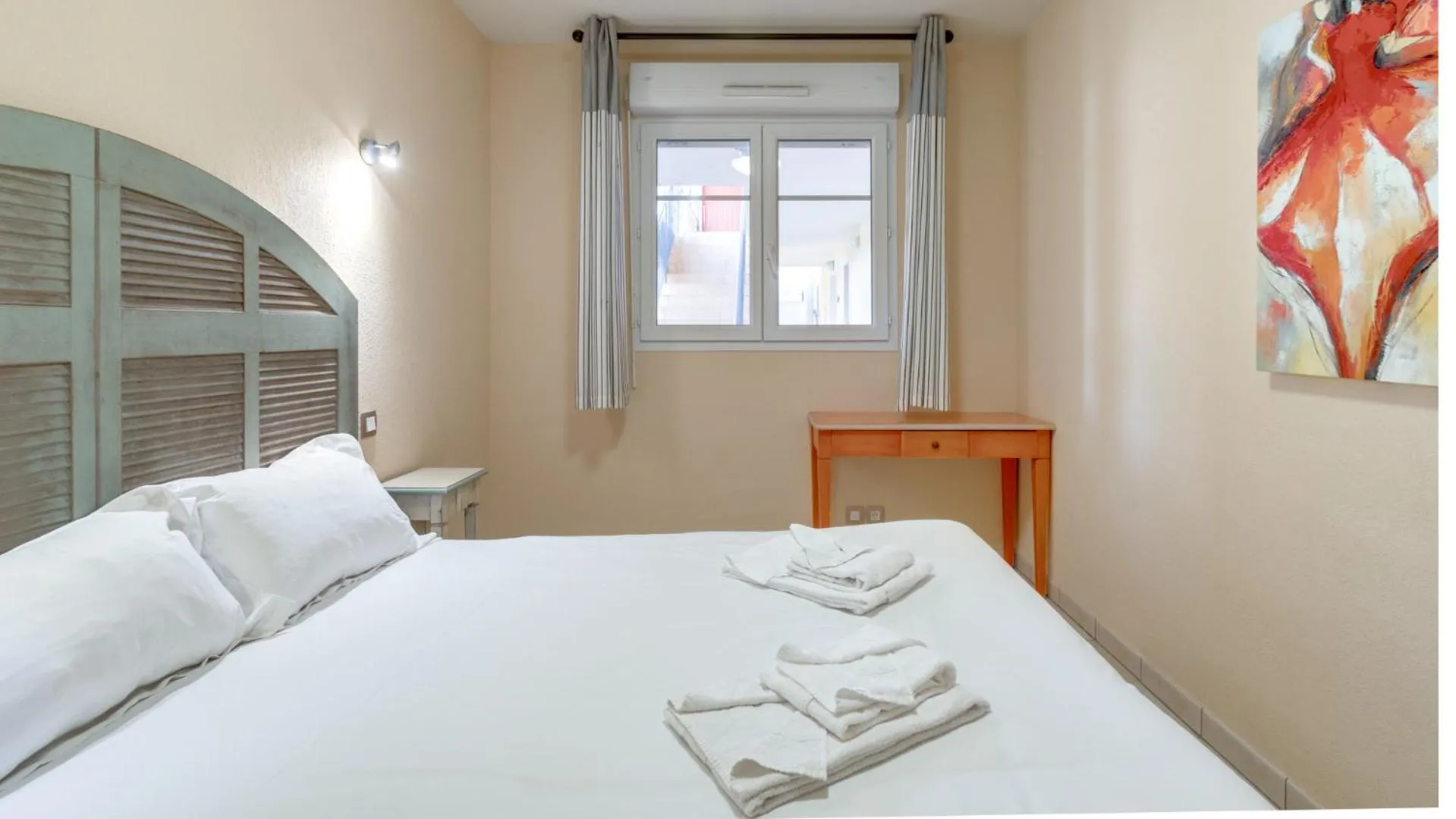 Photo of the whole room, Bed in Vacancéole – Le Domaine de Camiole