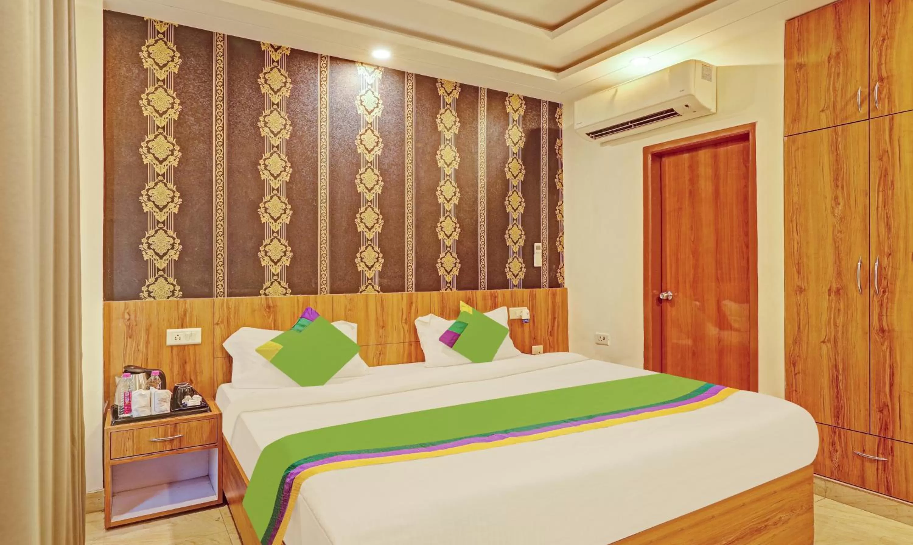 Bed in Treebo Trend Silver Stallion