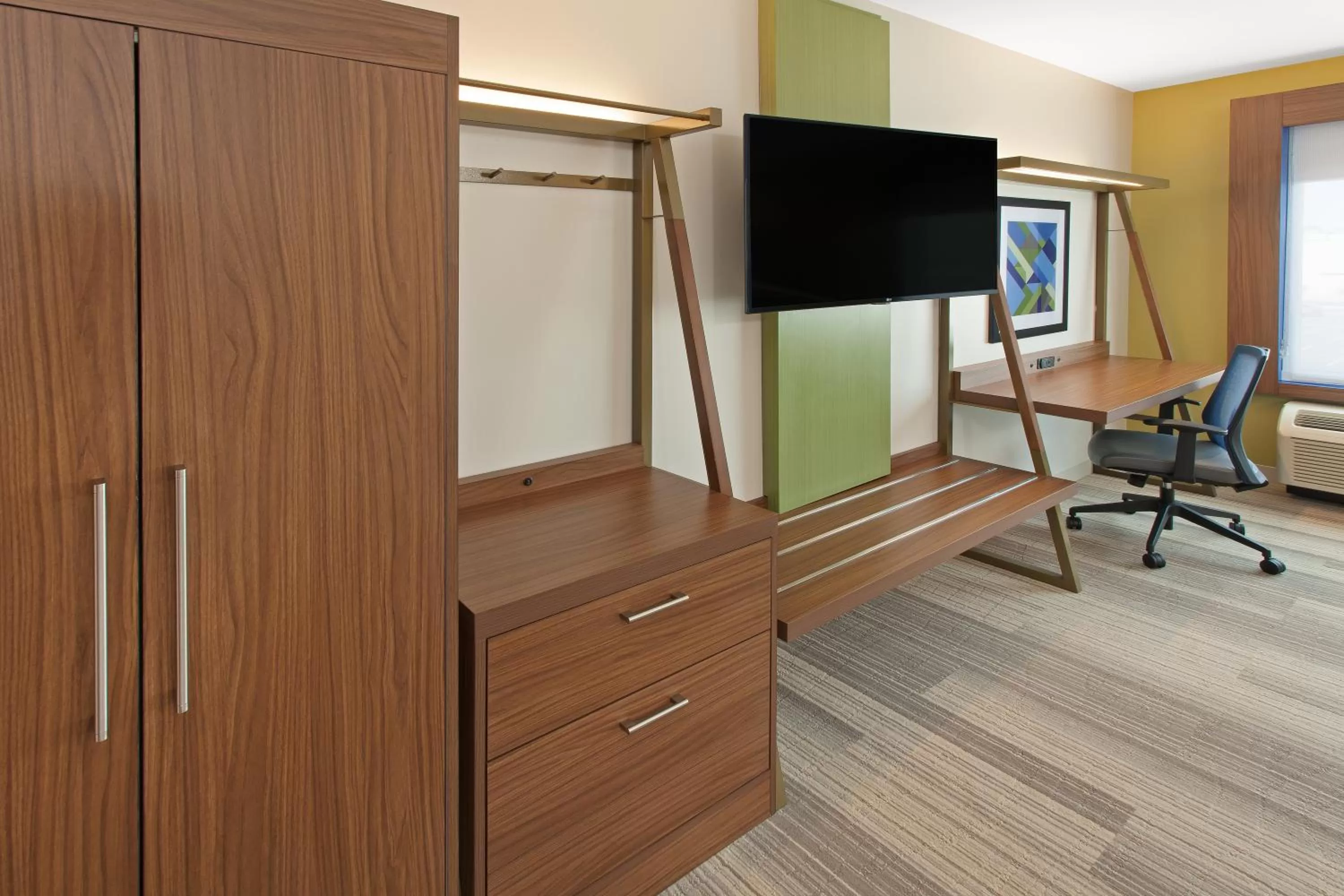 TV and multimedia in Holiday Inn Express & Suites - Sterling Heights-Detroit Area by IHG