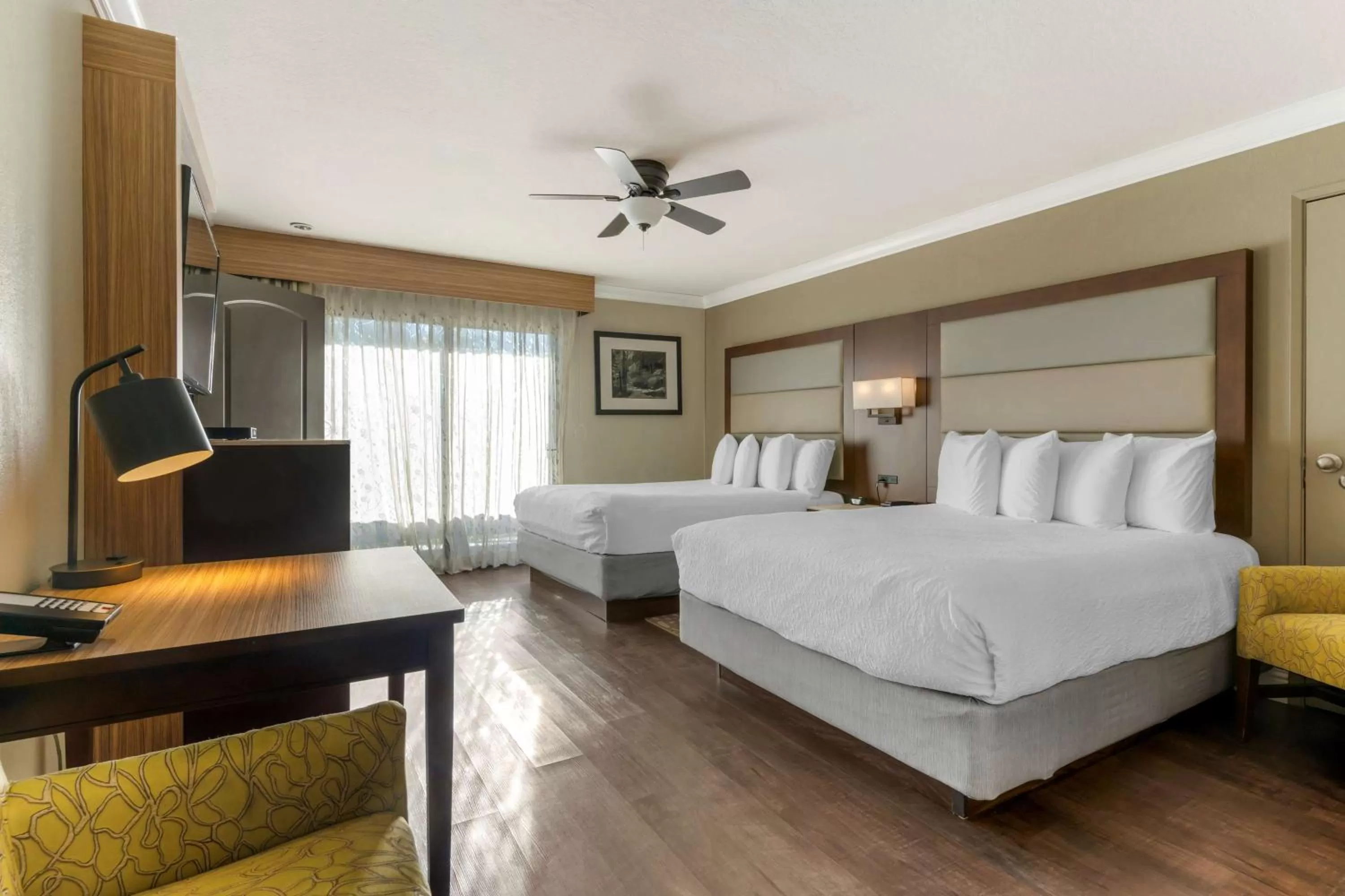 Bedroom, Bed in Best Western Plus Forest Park Inn