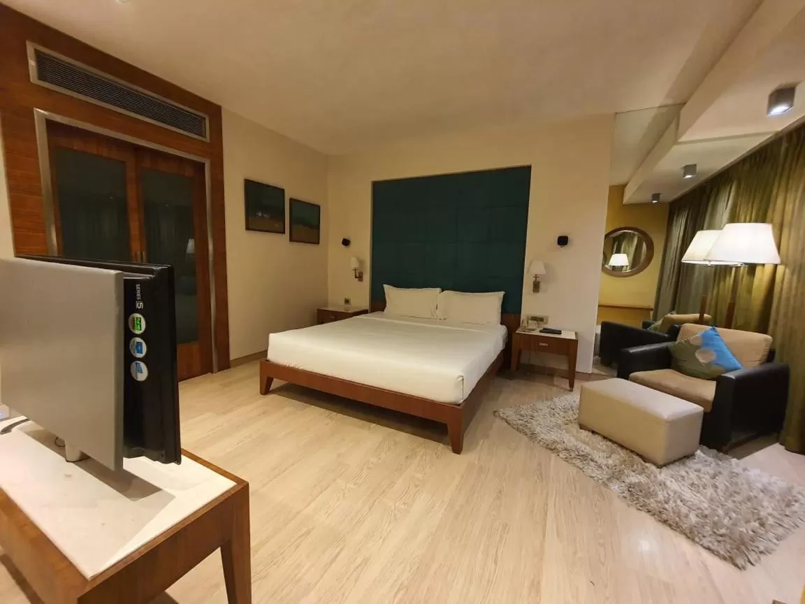 TV and multimedia, Bed in Mirage Hotel, Mumbai International Airport