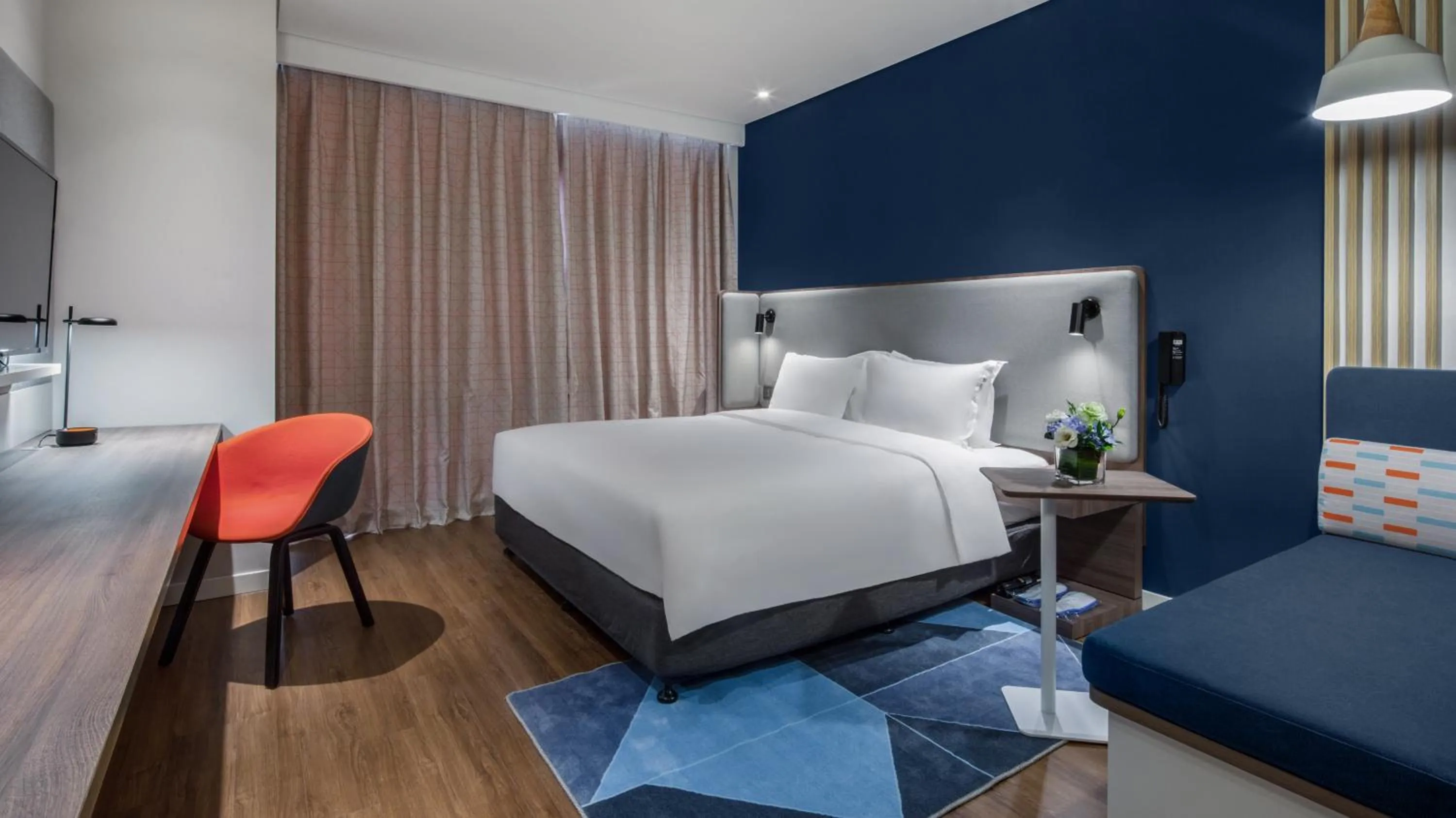 Photo of the whole room, Bed in Holiday Inn Express Shanghai Hongqiao North by IHG