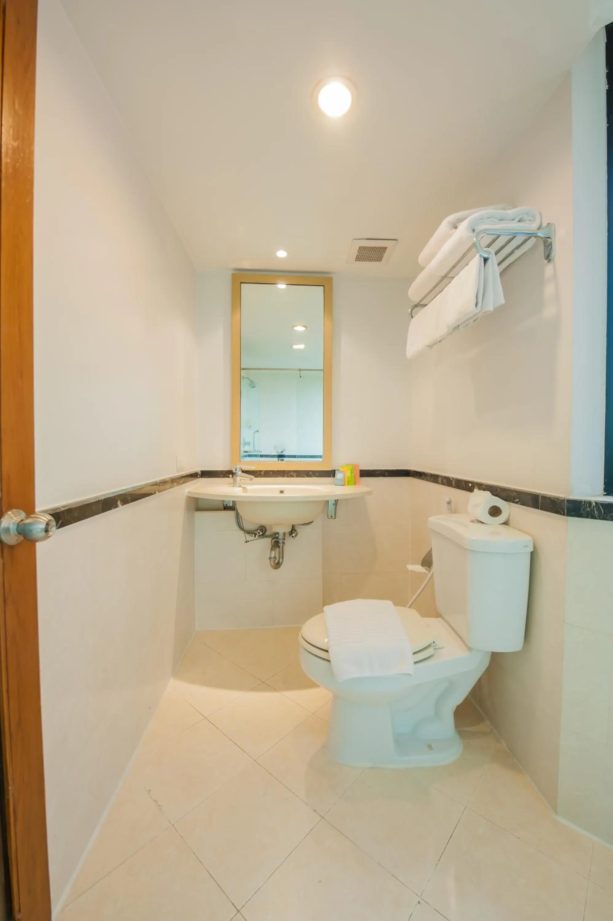 Toilet in The Seasons Bangkok Huamark