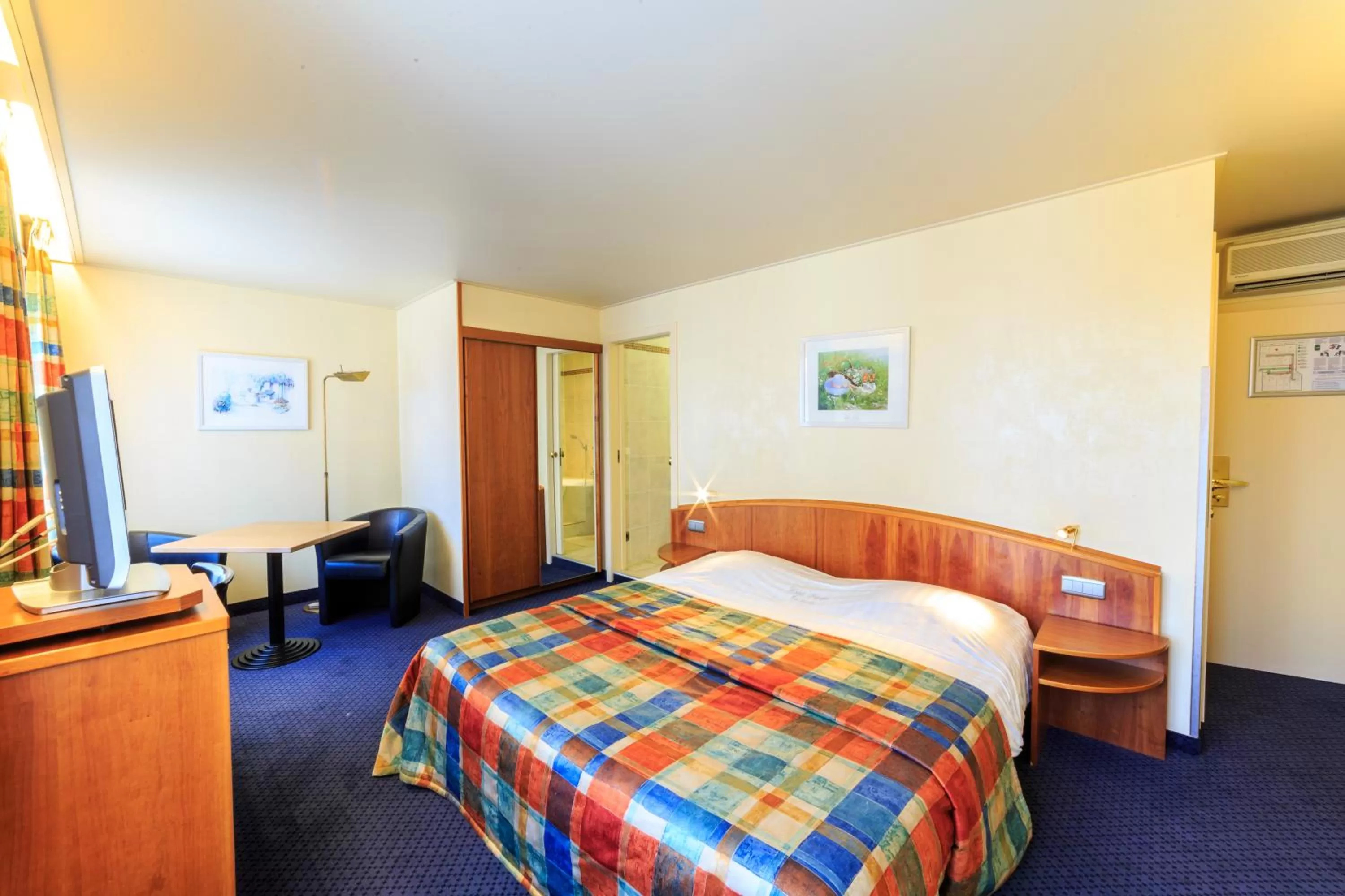 Bedroom, Bed in Hotel Pacific