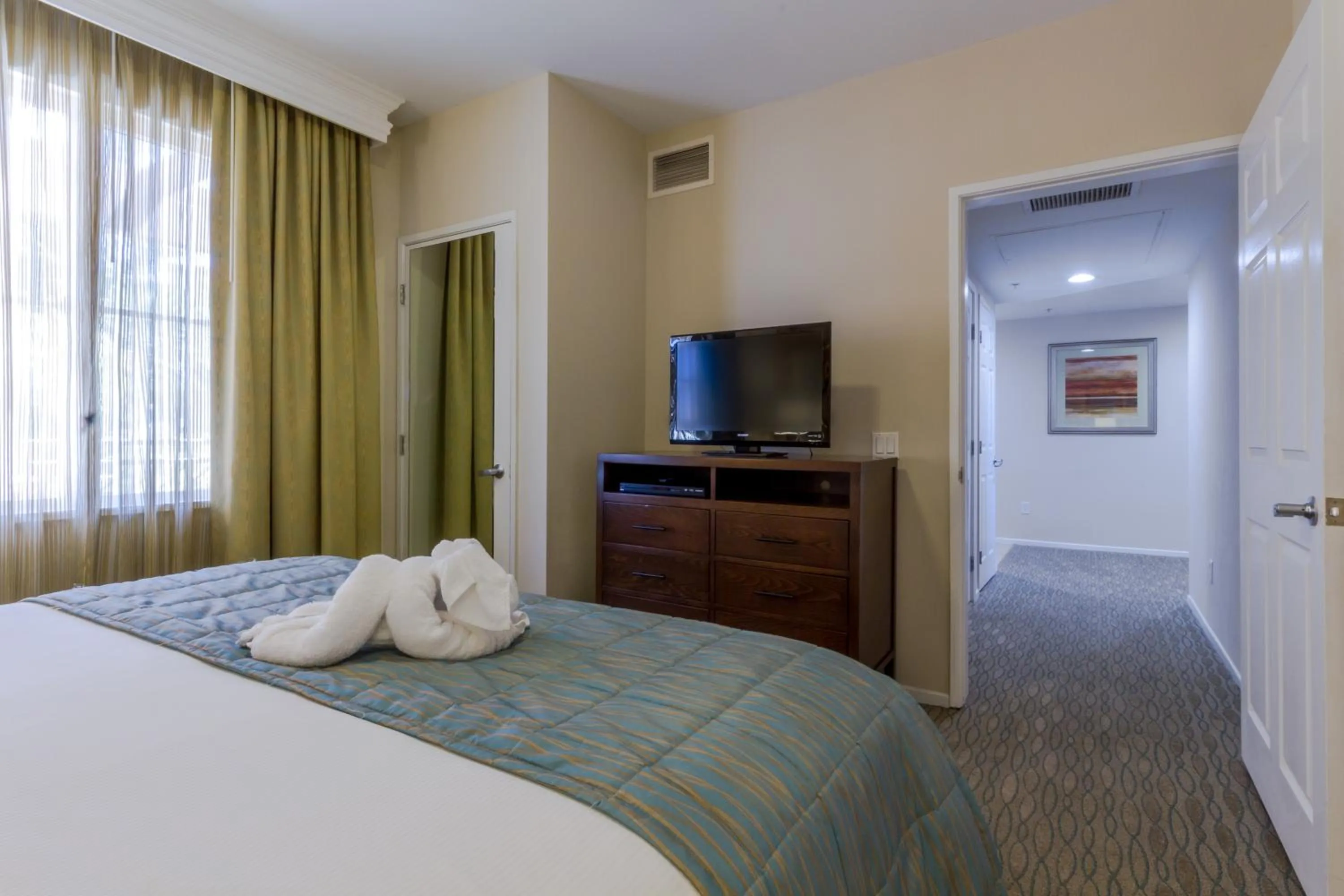 Bedroom, Bed in Grand Pacific Palisades Resort