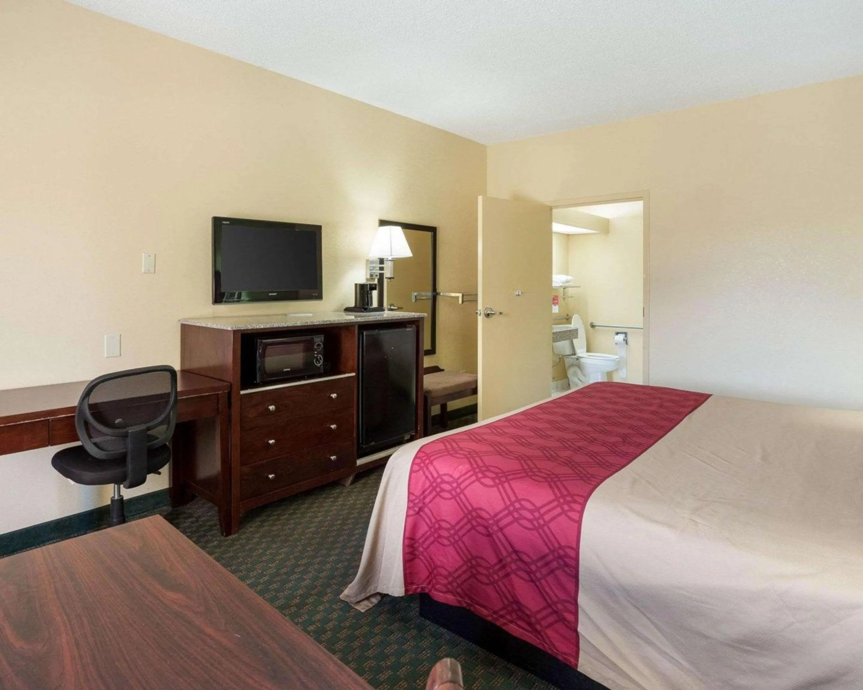 Photo of the whole room, Bed in Rodeway Inn & Suites New Orleans Gentilly