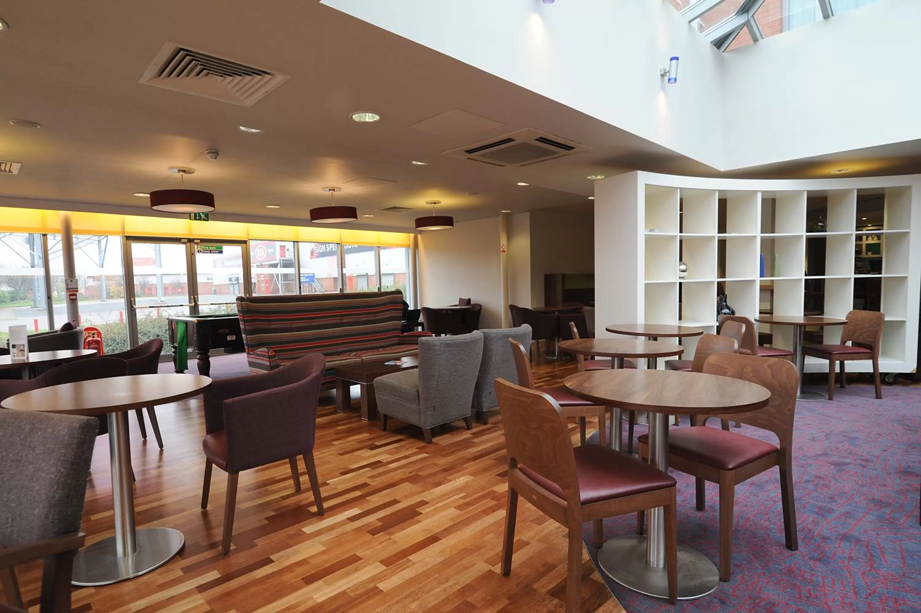 Lounge or bar in Park Inn by Radisson Birmingham Walsall