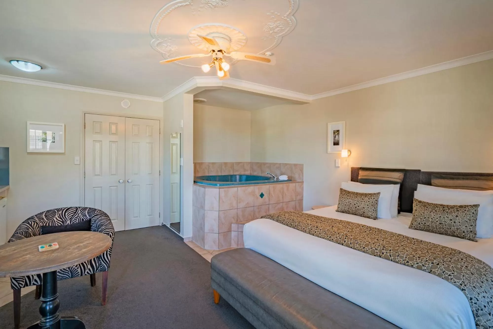 Photo of the whole room, Bed in Silver Fern Rotorua Suites & Spa