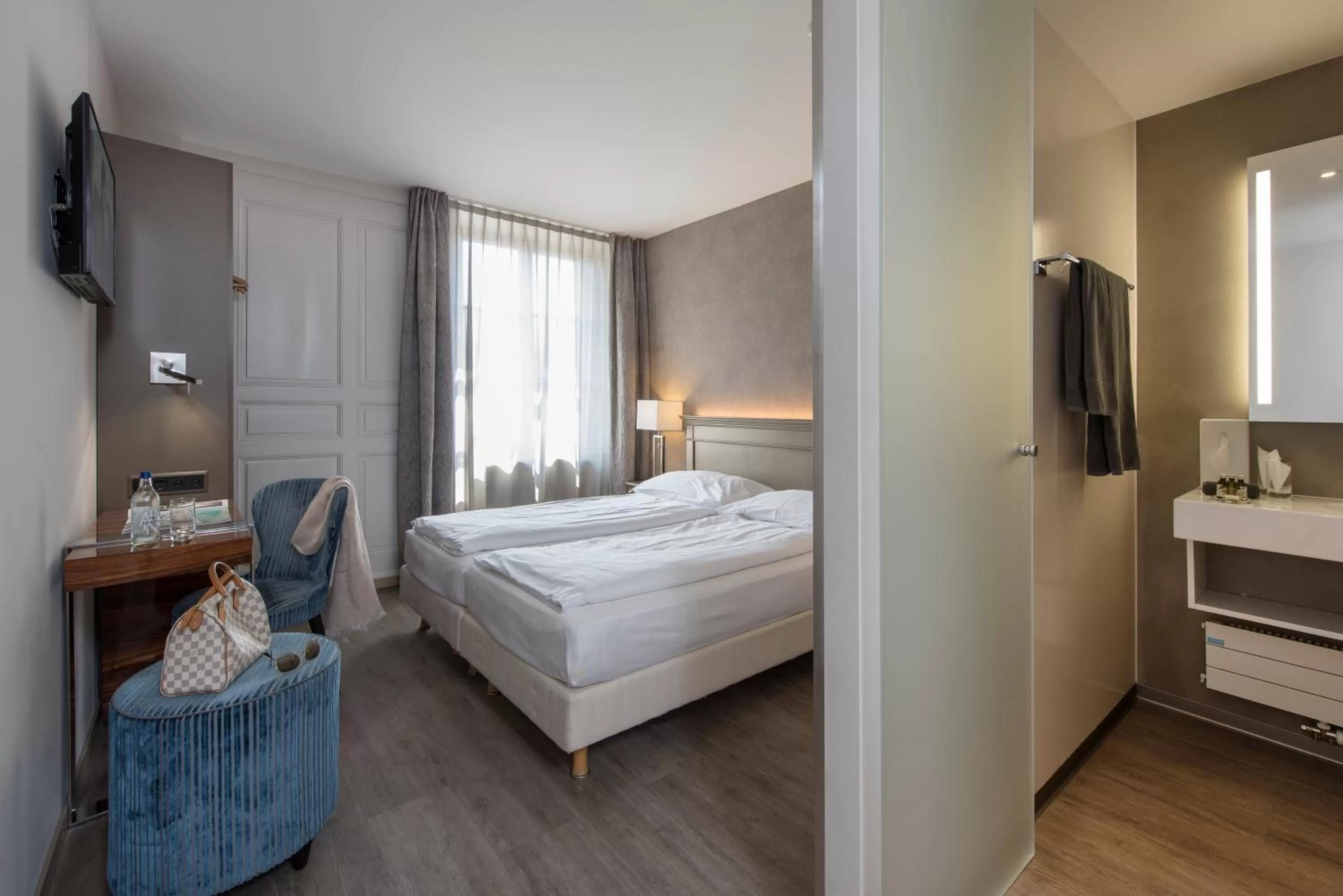 Photo of the whole room, Bed in Hôtel du Théâtre, Boutique Hôtel