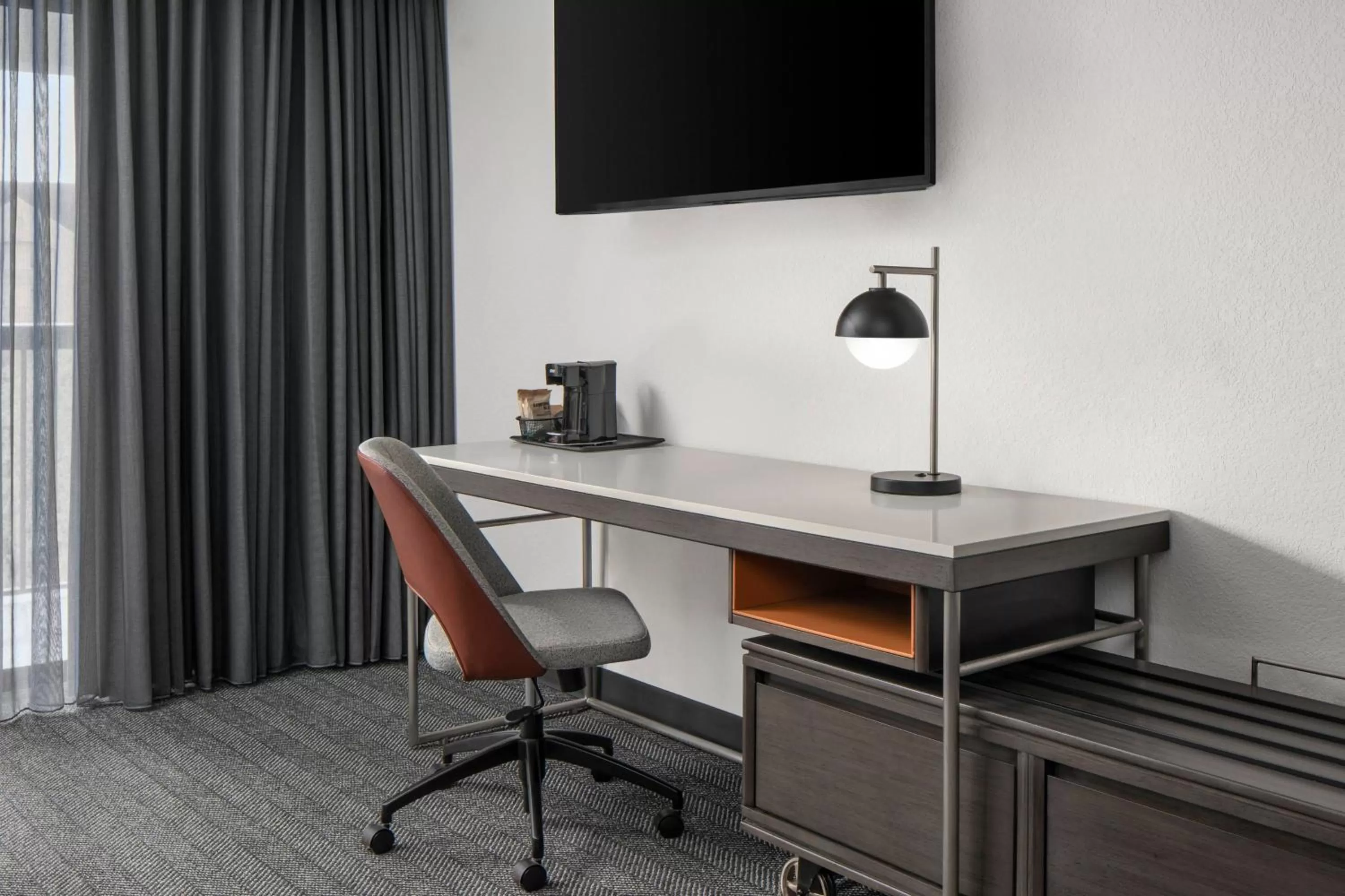 Photo of the whole room in Courtyard Jacksonville Butler Boulevard