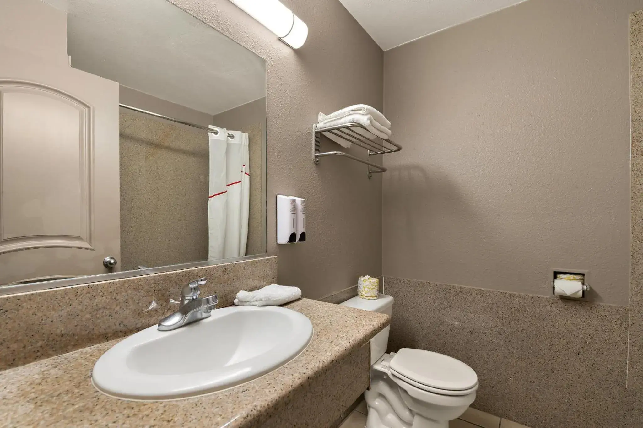 Standard King Room Disability Access Roll-In Shower Non-Smoking in Red Roof Inn Los Angeles - Bellflower Standard King Room Disability Access Roll-In Shower Non-Smoking in Red Roof Inn Los Angeles - Bellflower