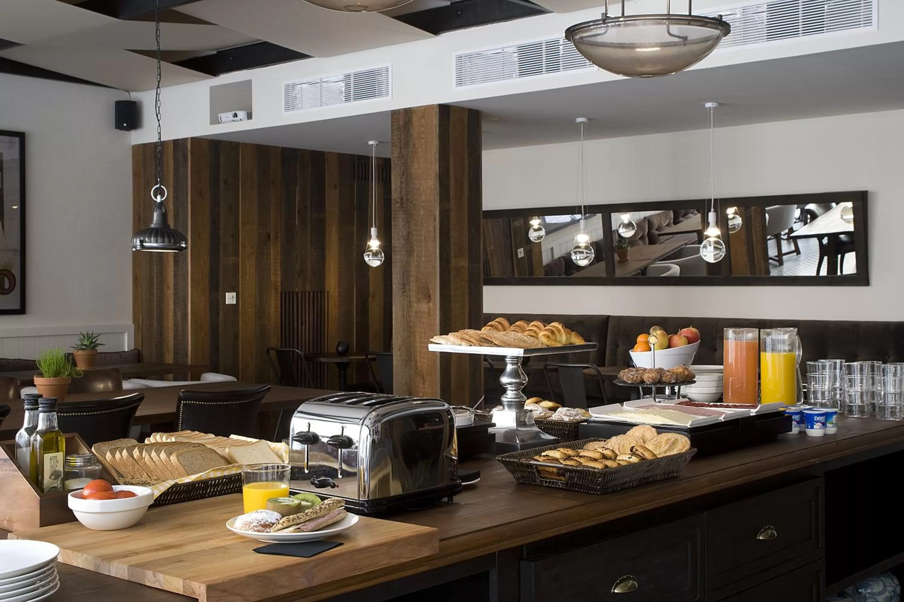 Restaurant/places to eat in Praktik Vinoteca