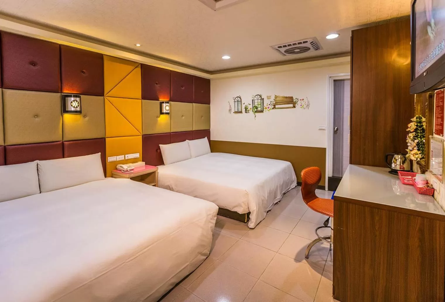 Family Room with Private Bathroom in Dealer Hotel