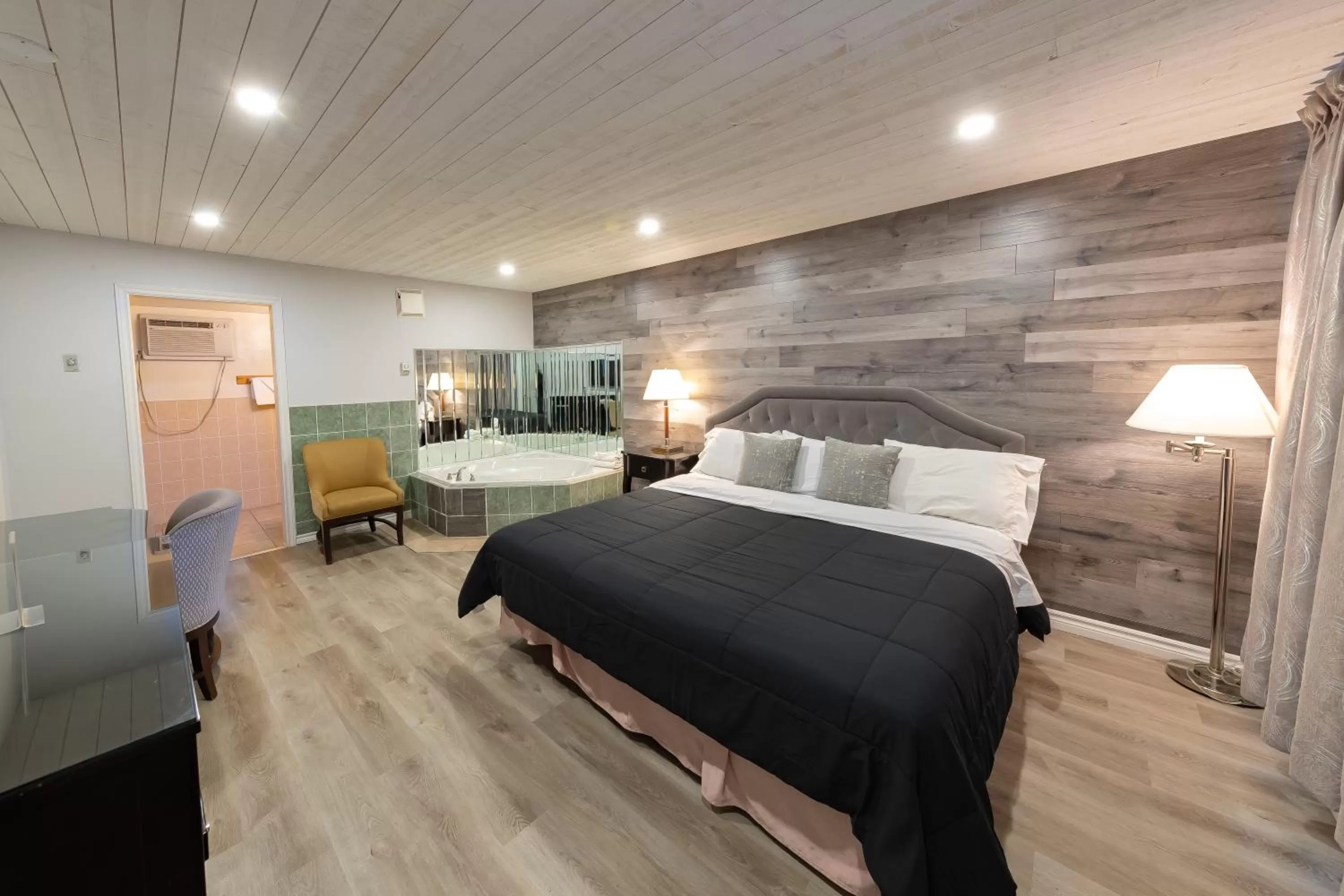 Bed in Choice Inn by the falls