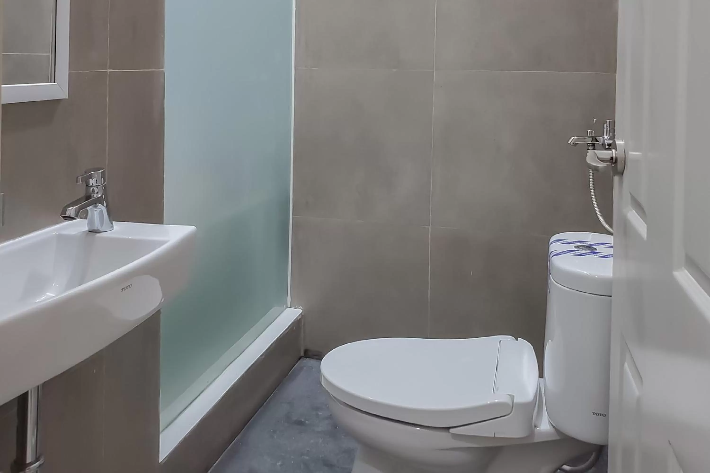 Bathroom in RedDoorz Plus @ Batutulis Bogor